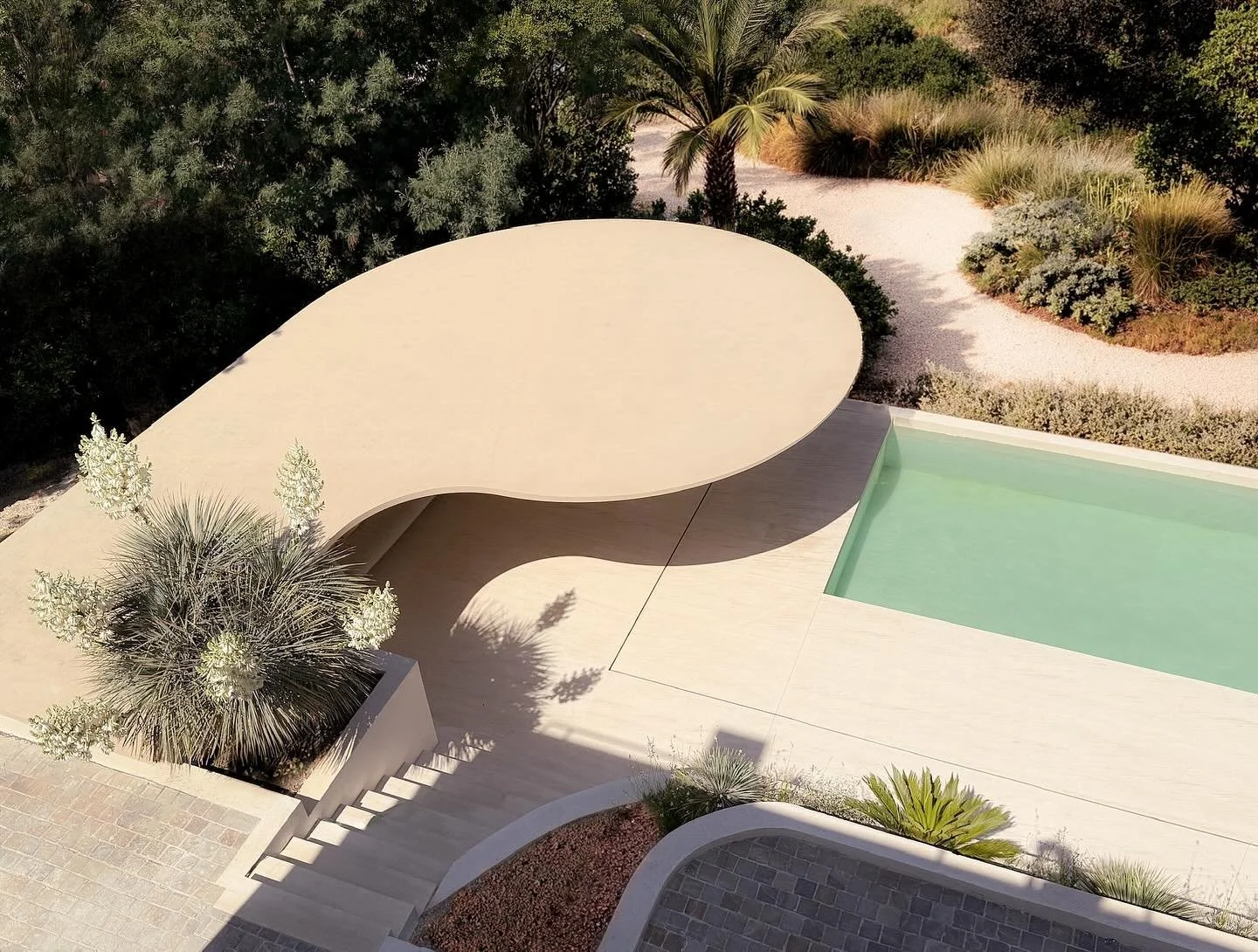 Nous avions le souhait d&rsquo;offrir &agrave; cette r&eacute;novation de maison des ann&eacute;es 60 un objet architectural identifiable et a&eacute;rien. Une structure minimale en b&eacute;ton haute performance pour un ombrage moderniste. @lamoureu
