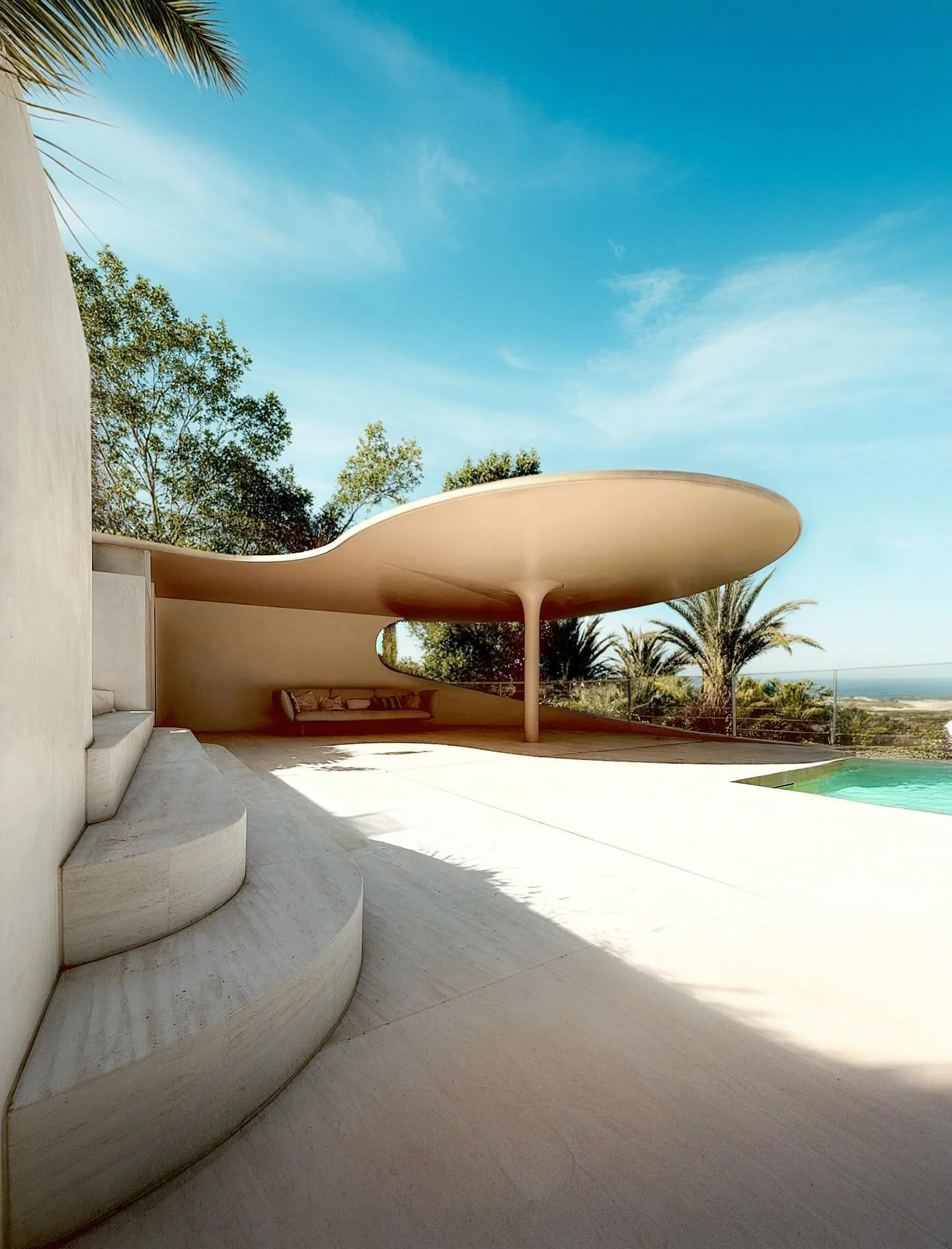 Nous avions le souhait d&rsquo;offrir &agrave; cette r&eacute;novation de maison des ann&eacute;es 60 un objet architectural identifiable et a&eacute;rien. Une structure minimale en b&eacute;ton haute performance pour un ombrage moderniste. @lamoureu