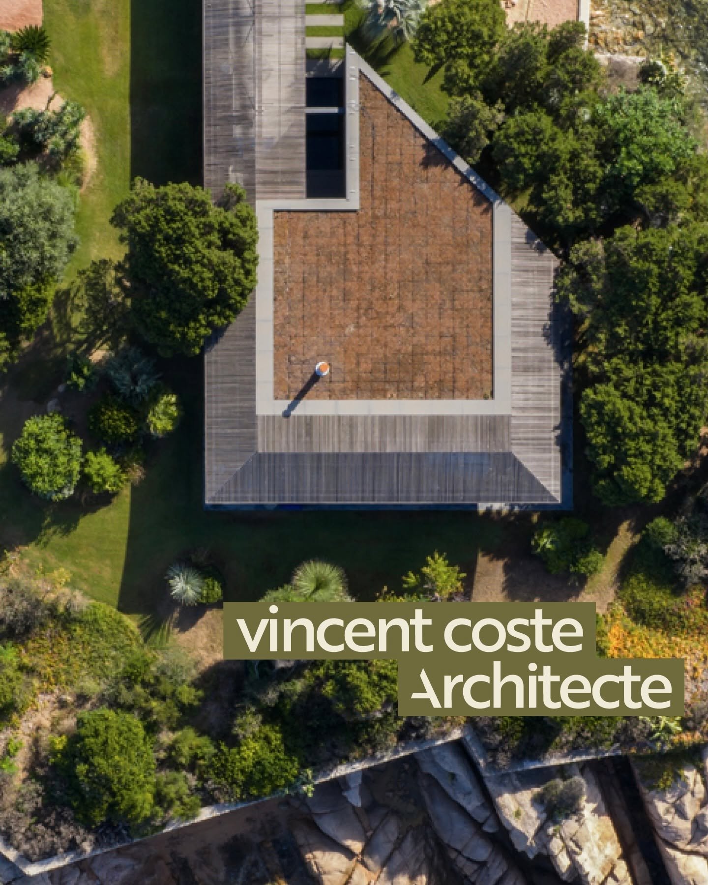PARTIE 1 : vue d'en haut. 
le plan devient une carte. maison h2. 
des angles droits pour cadrer l'horizon infini.