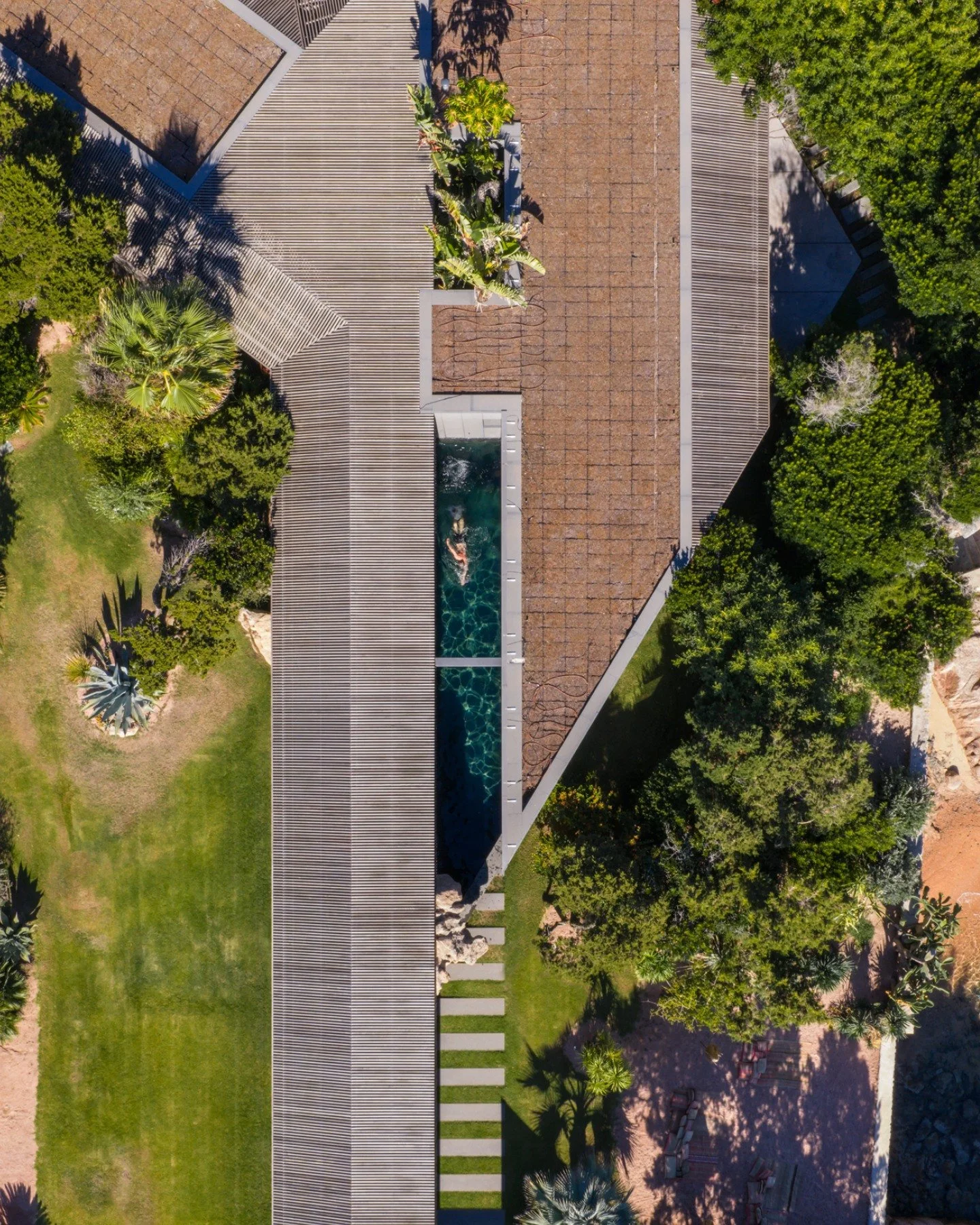PARTIE 2 : Vue d'en haut. 
inscrire un trait net au milieu du d&eacute;sordre v&eacute;g&eacute;tal.
maison h2. 

Architecte : Vincent Coste
Architecte associ&eacute; : Bruno Flechet
Paysage : Nicolas Bonnenfant / Coloco
Photographie : @marketlstphot