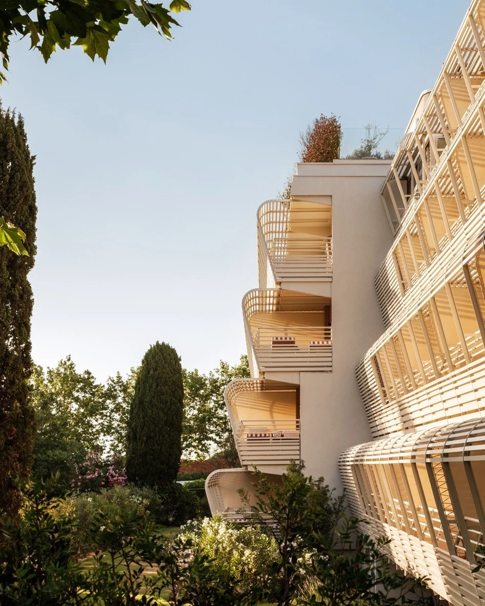 DE LA NAVALIT&Eacute; &Agrave; L&rsquo;ARCHITECTURE : pens&eacute; comme un navire &agrave; quai, l&rsquo;H&ocirc;tel Ventura puise son inspiration dans le vocabulaire maritime. Un travail sur les courbes, le bois et l'horizontalit&eacute; pour inscr