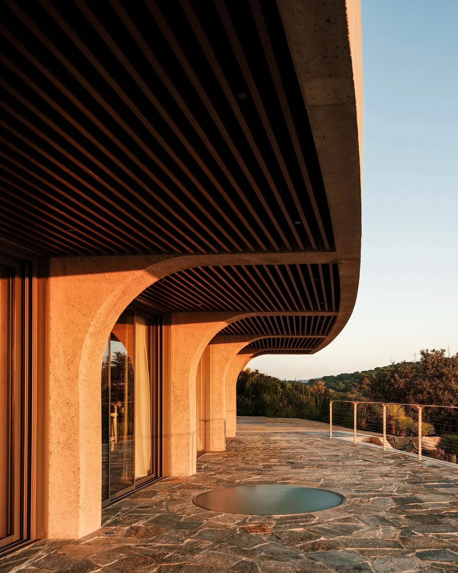 MAISON CL, LES COURBES : quand la structure adoucit l&rsquo;architecture.

Dessin&eacute;e autour de lignes arrondies, la maison joue avec les piliers courbes, les ouvertures circulaires et les grandes avanc&eacute;es d&rsquo;ombre. La mati&egrave;re