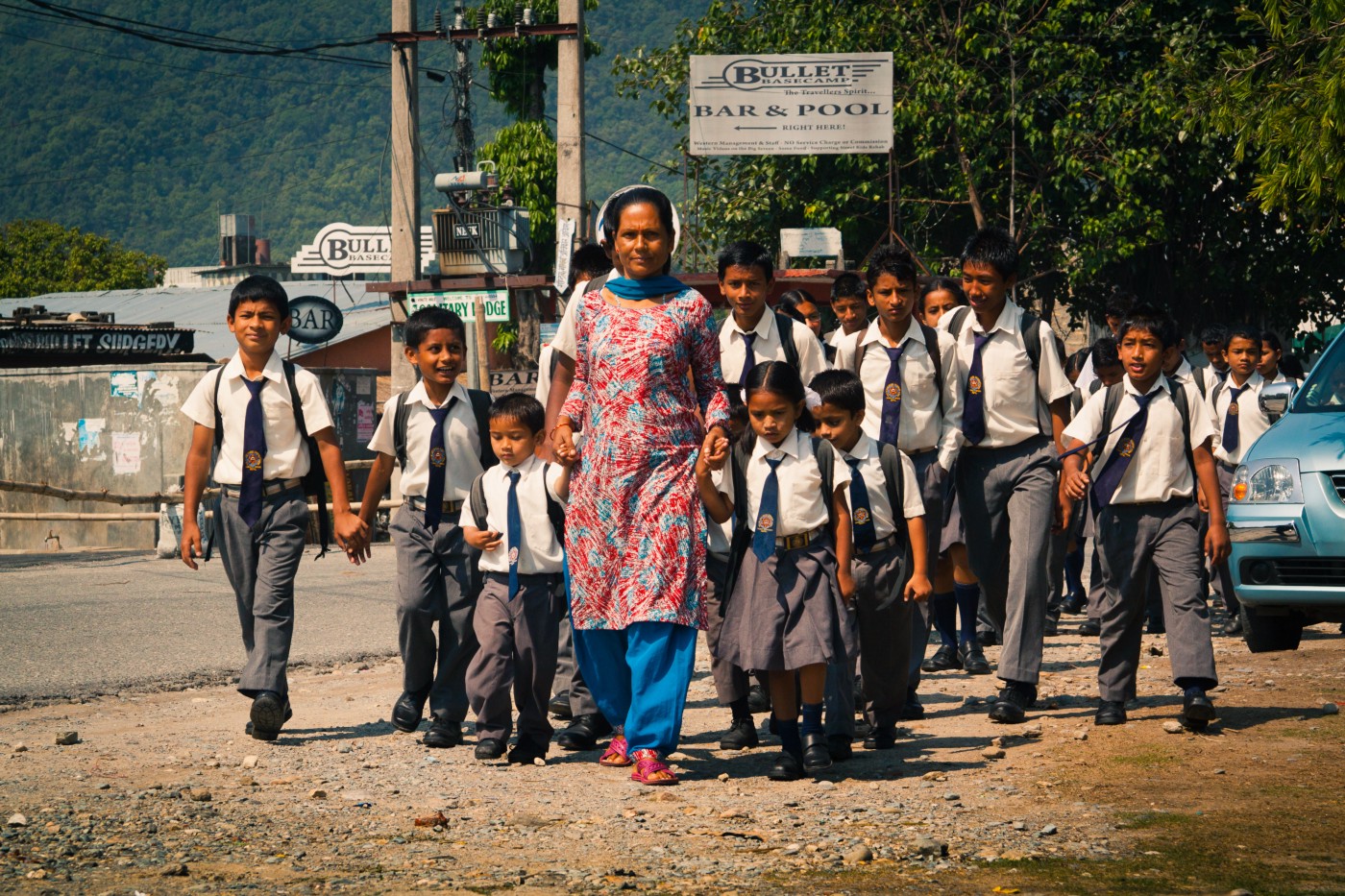 Nepalese teacher and schoolchildren in Pokhara (Dmitry A. Mottl/ Wikipedia )