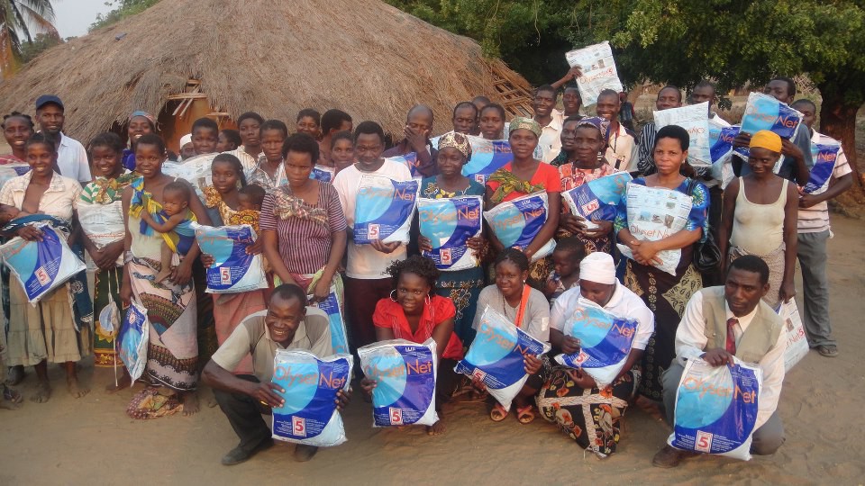 Mozambican villagers receiving malaria nets ( Lutheran Church in Mozambique )