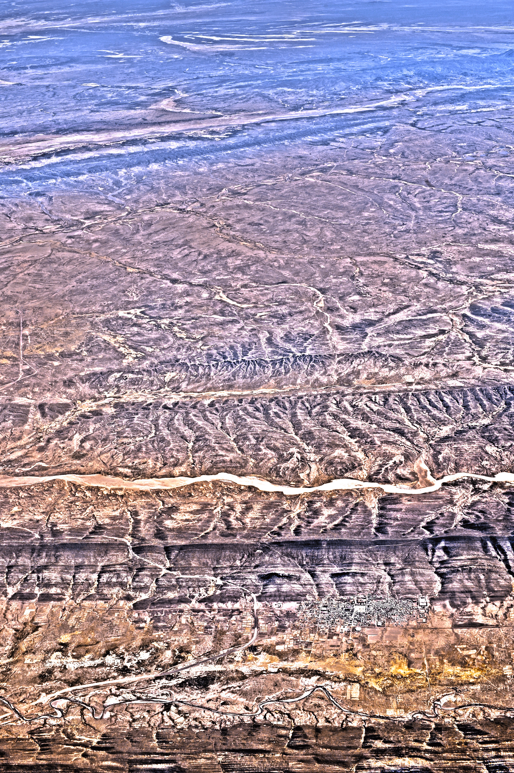 Du ciel Cette réflexion sur le paysage se décline également à travers des photographies aériennes. Des vues du ciel, l’appareil rivé sur le hublot d’un avion long-courrier. L’image est ensuite travaillée dans le même ordre d’idée: brouiller les pis