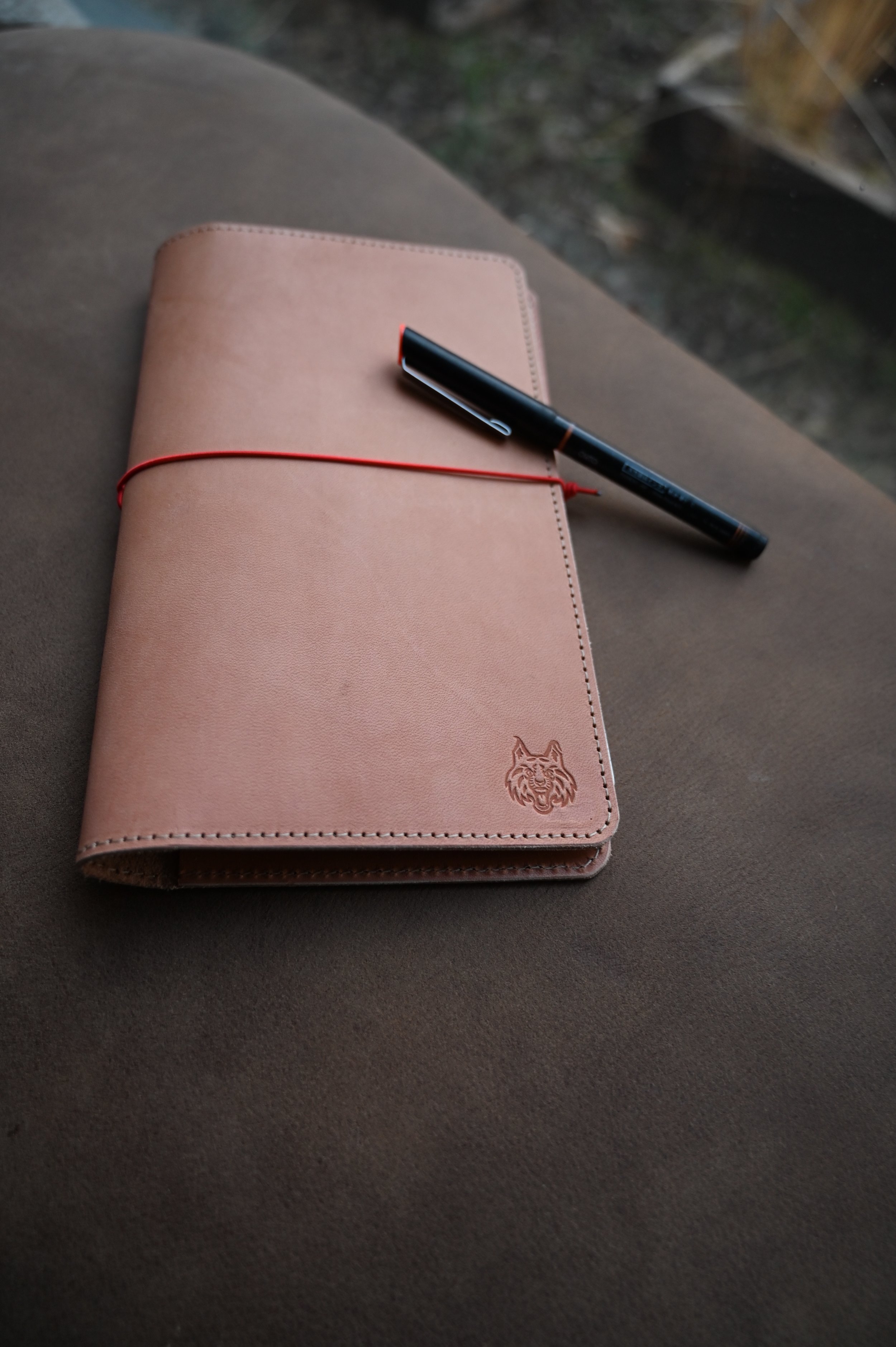 Front_leather_Journal_pen.JPG