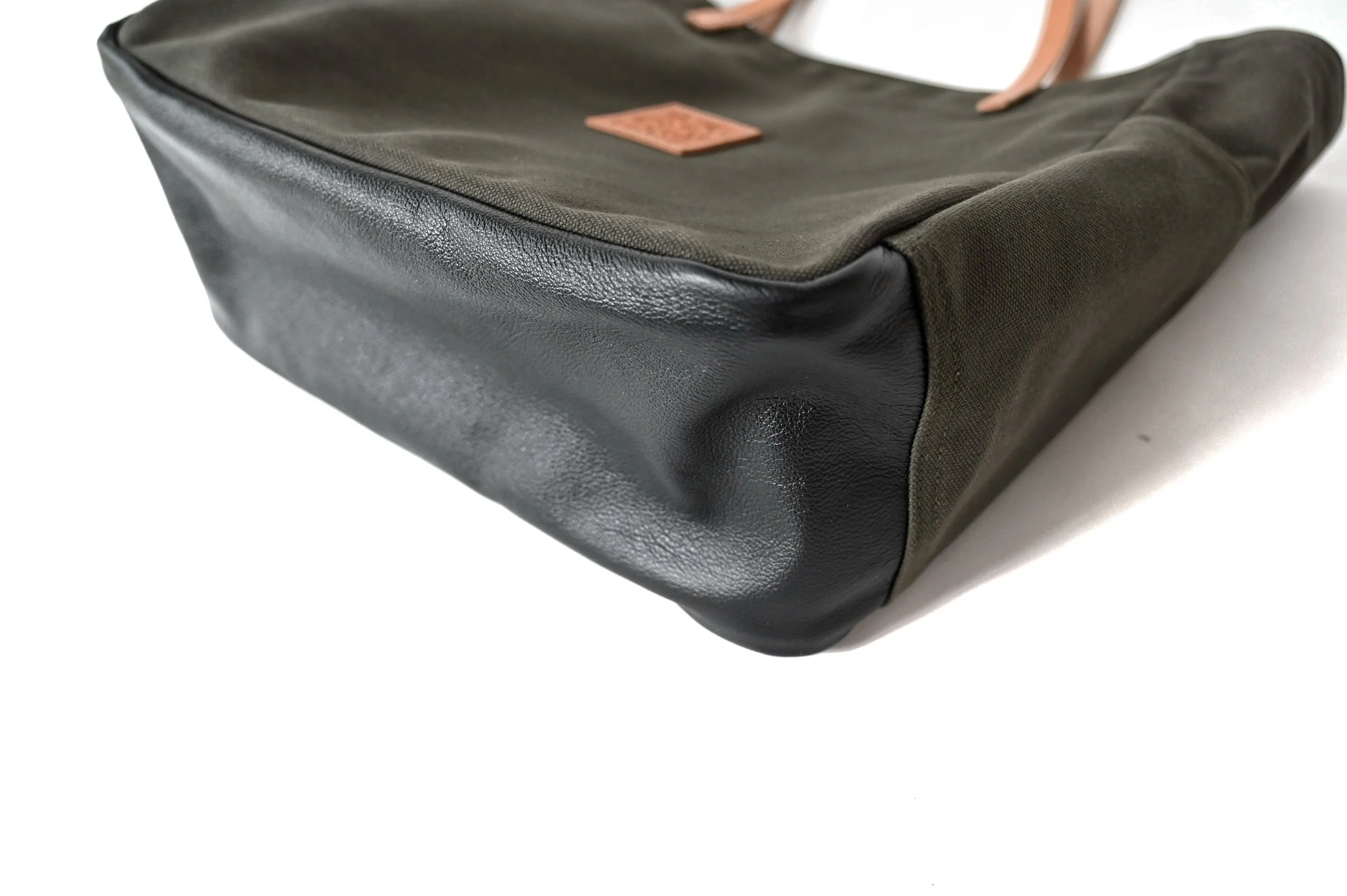 pine_green_leather_bottom_closeup_tote_bag.jpg