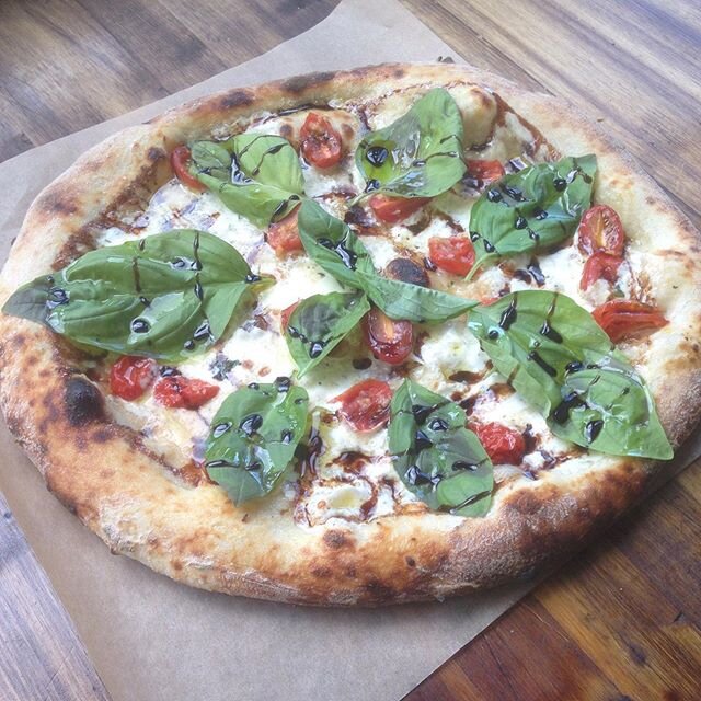 This week&rsquo;s specialty pizza at the trucks is our Bruschetta Pizza - fresh cherry tomatoes, mozzarella, basil, balsamic glaze, olive oil and sea salt. 🌱🍅🌱
Here&rsquo;s where you can find us:
Weekly schedule (6/22-6/27):
*********
MONDAY
*****