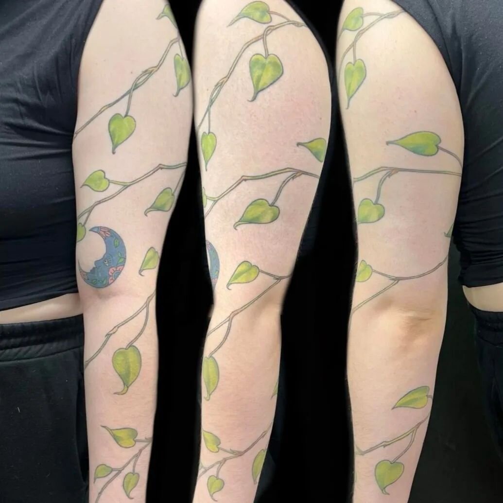 Healed! Pothos plant by @liaawalter -- who also did the little moon.
.
.
.
#bethesdatattoo #bethesdatattooartist #bethesda #tattoo #tattoos #colortattoo #ladytattooers #tattooed #tattooer #tattooartist #tattooart #art #dmvtattooartist #dmvtattoos #cu