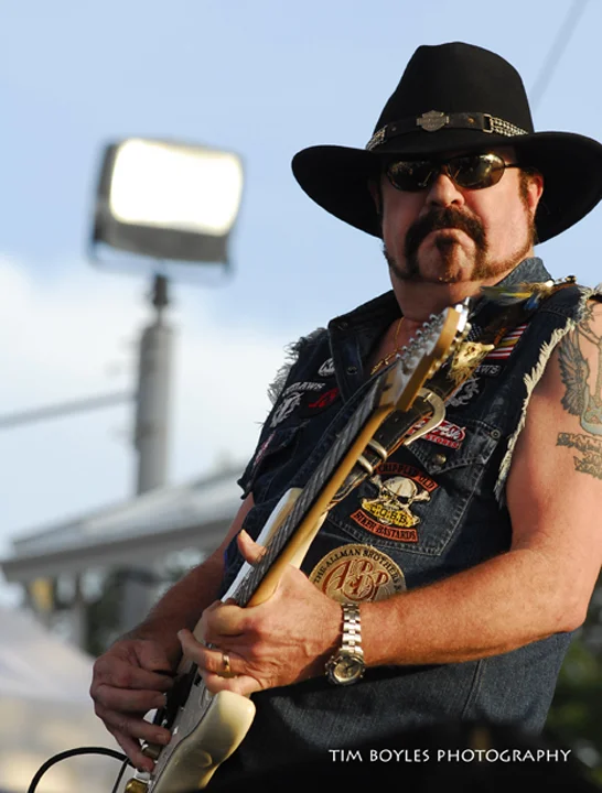 Hughie Thomasson and the Outlaws