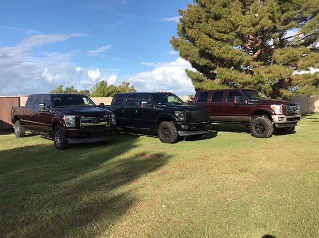 #sixdoortrucks What one would you take home? Long bed King ranch on 37&rsquo;s on the far right, blacked out  platinum in the middle with a level kit on 35&rsquo;s, and the stock platinum on the left, of course they are  all #6.7 #diesel 4x4