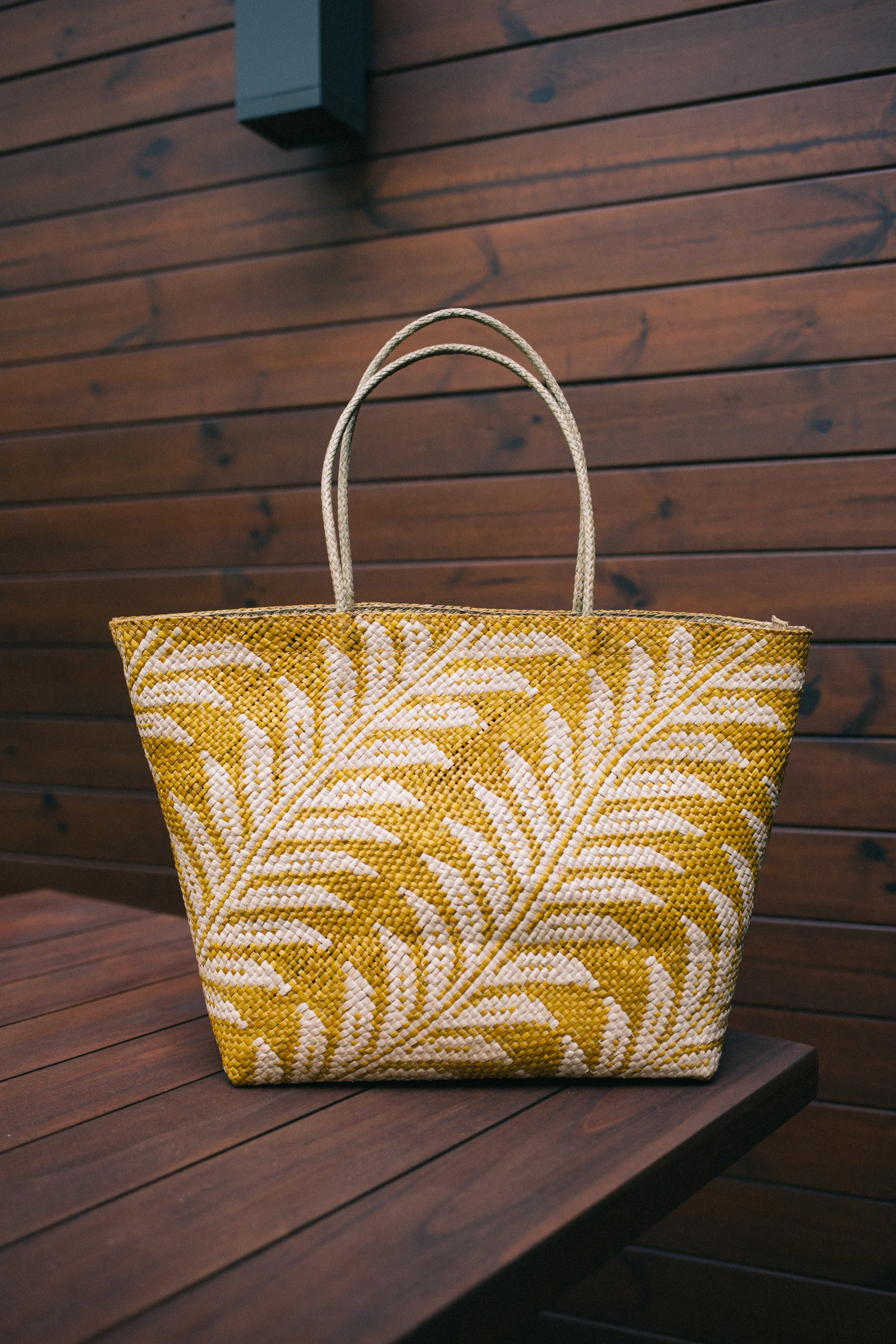 My current go-to handbag that sparks all the JOY! Shop the Hannah bag at Láro now!