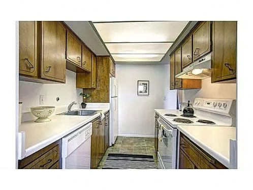Fluorescent Lighting_Zillow.jpg