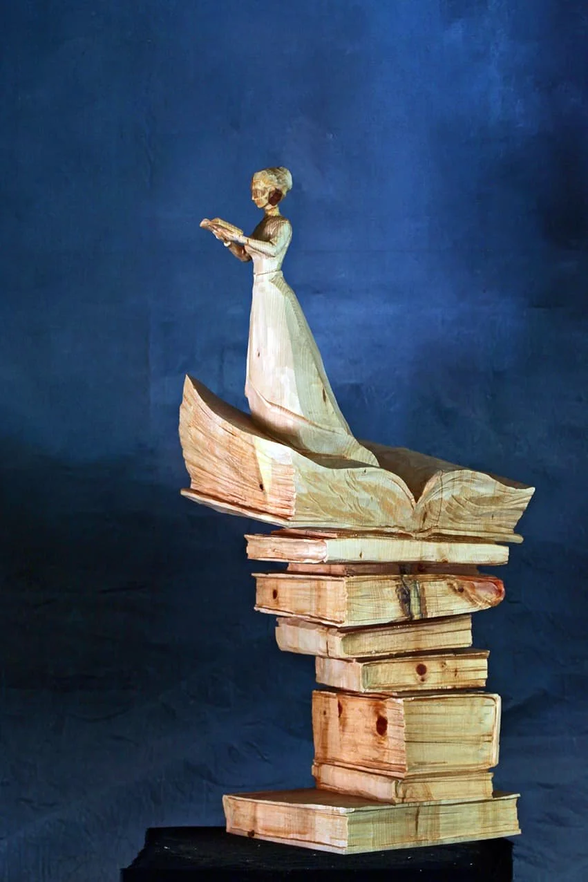 Scultura di Jane Austen, dettaglio dei libri intagliati