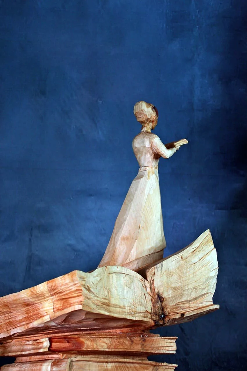 Scultura di Jane Austen, vista d'insieme tra i volumi