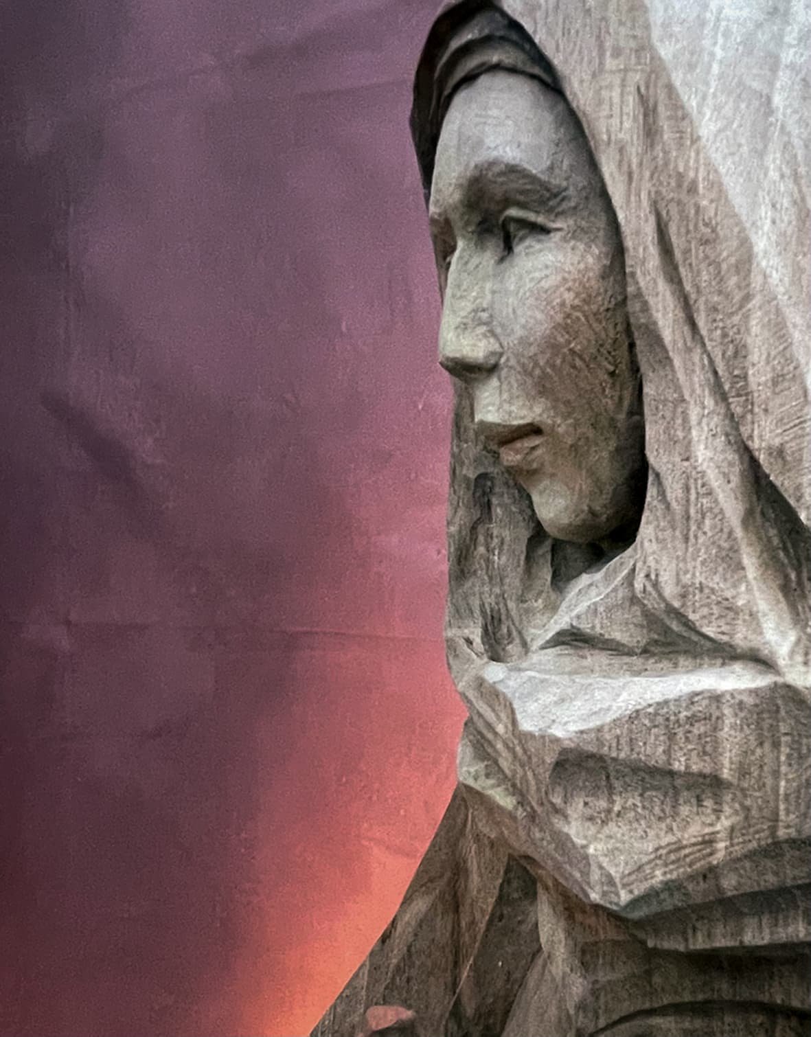 Scultura Madonna del Bocco in legno di noce, dettaglio del volto