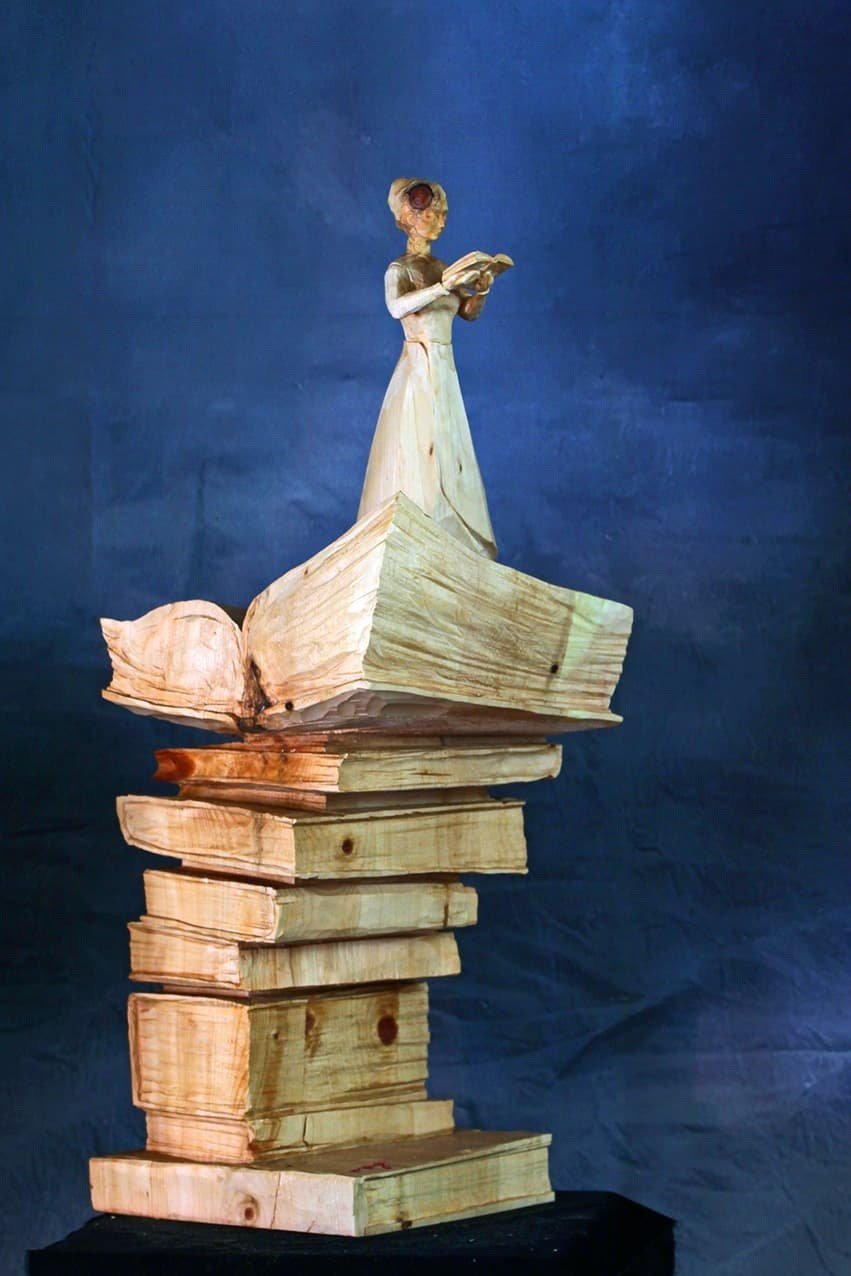 Scultura di Jane Austen in legno di cirmolo