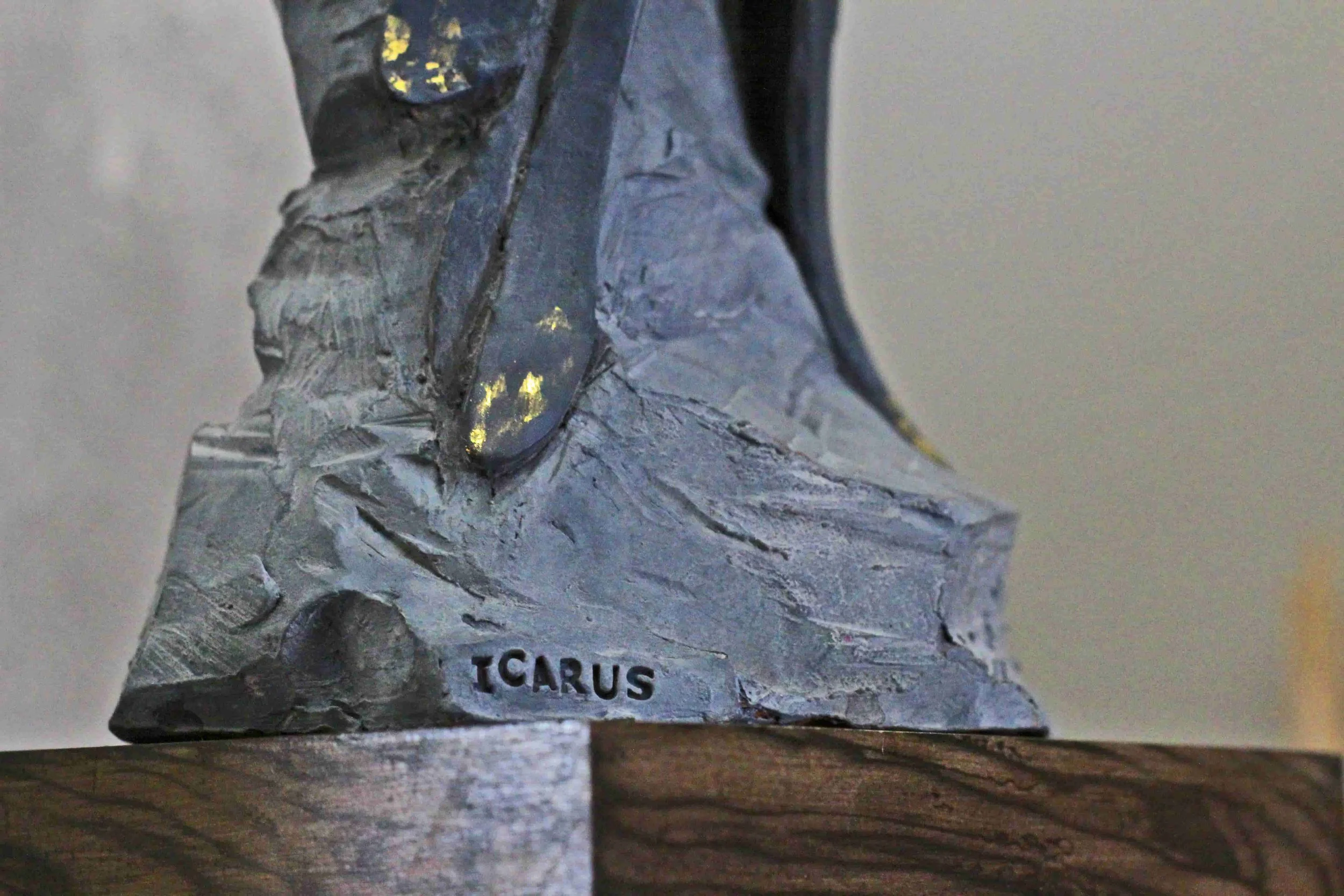 Scultura Icarus in terracotta dipinta, ripresa nello studio