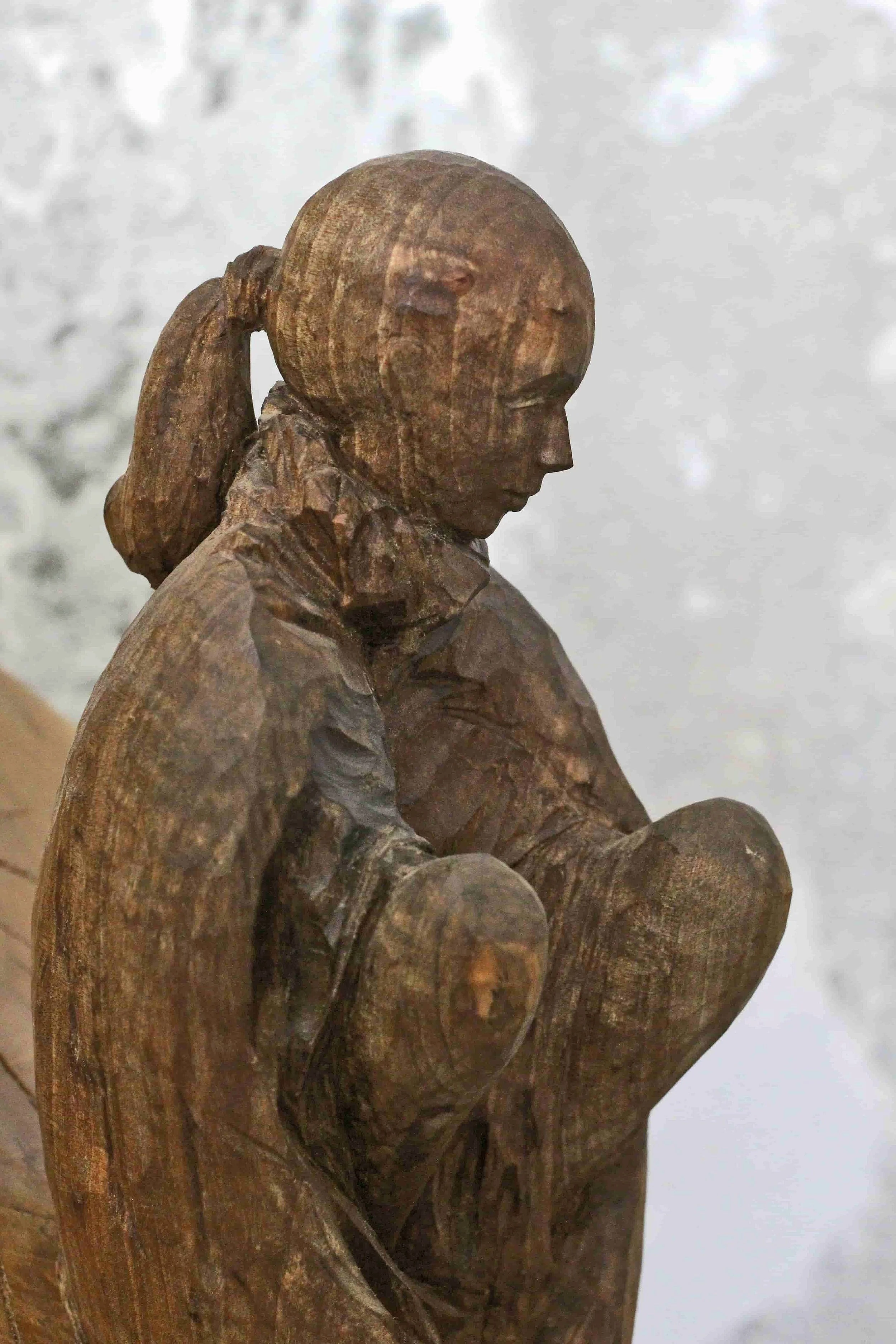 Scultura L'attesa in legno di noce, vista d'insieme