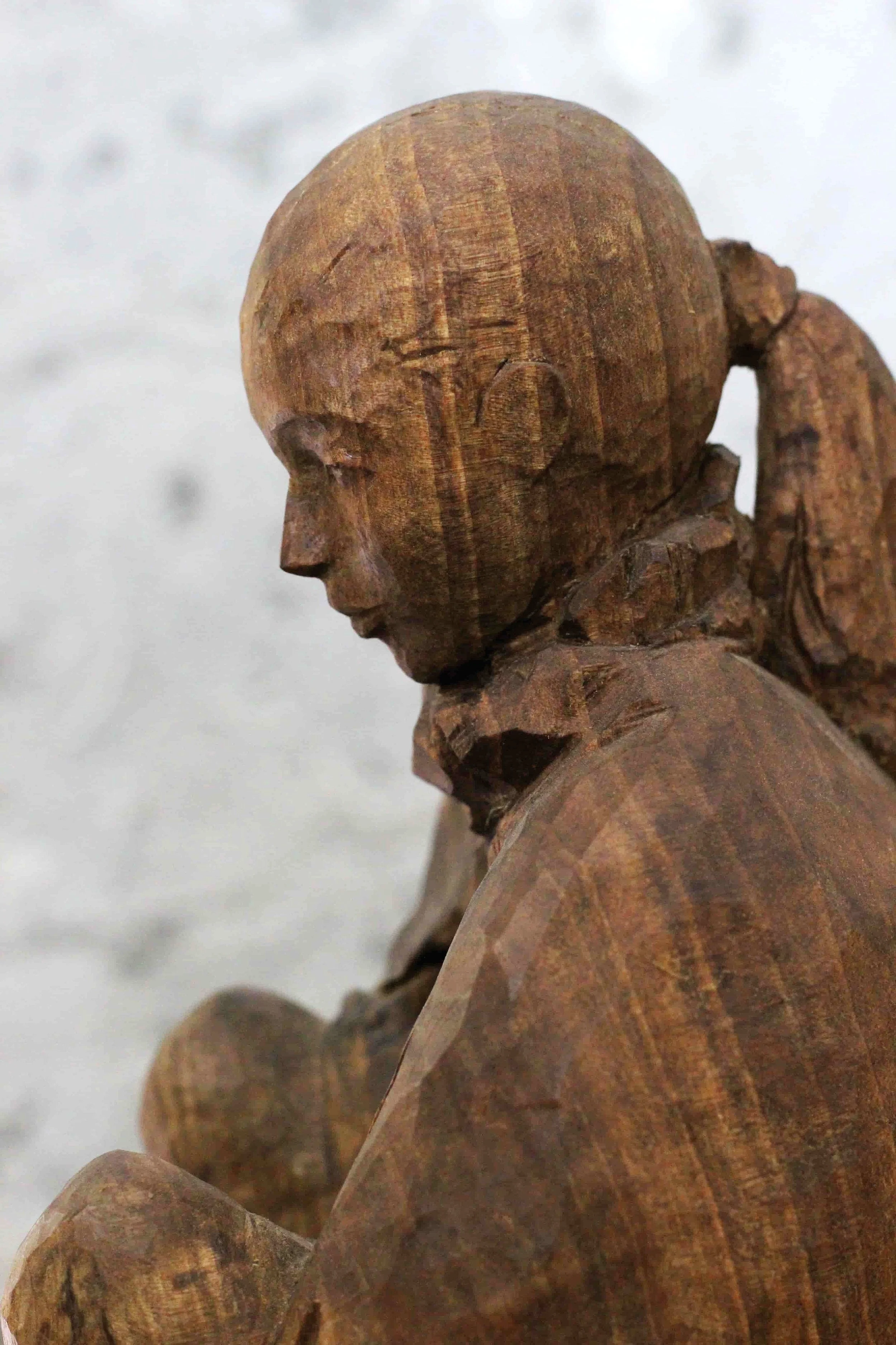 Scultura L'attesa, vista ravvicinata