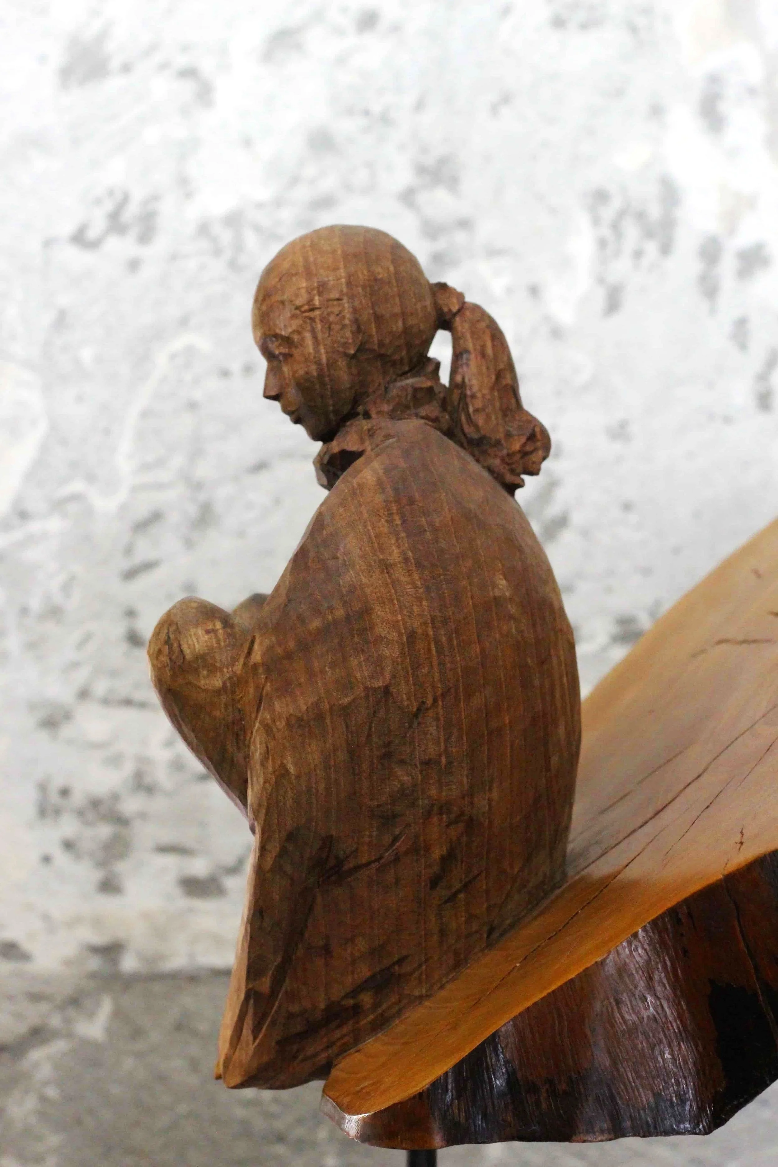 Scultura L'attesa, vista laterale