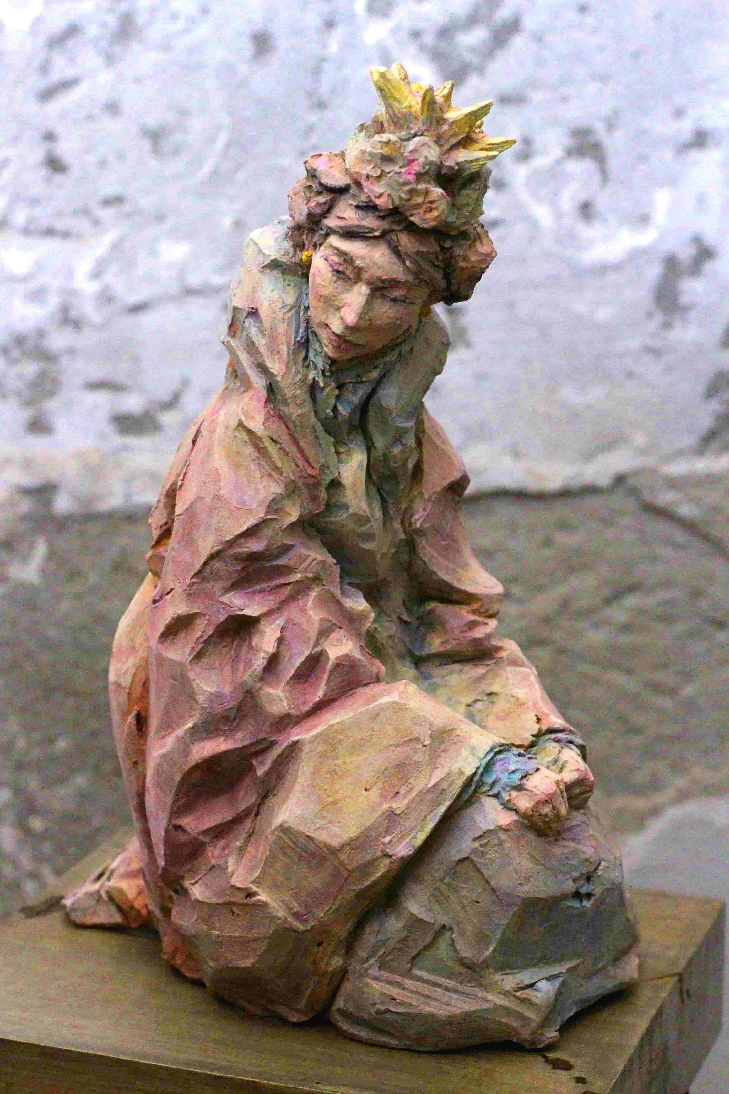 Scultura The Queen in terracotta smaltata, vista frontale