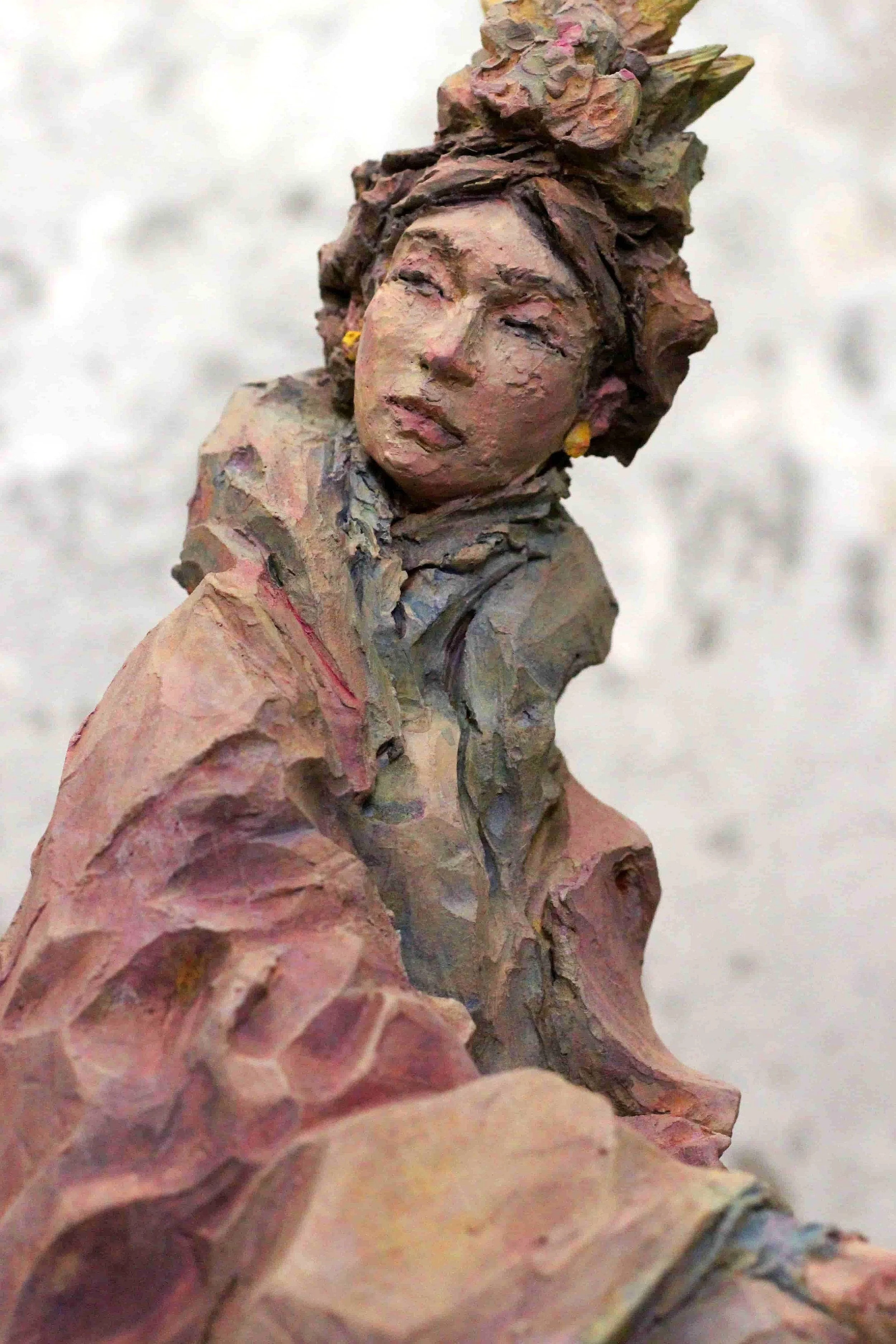Scultura The Queen in terracotta, vista ravvicinata
