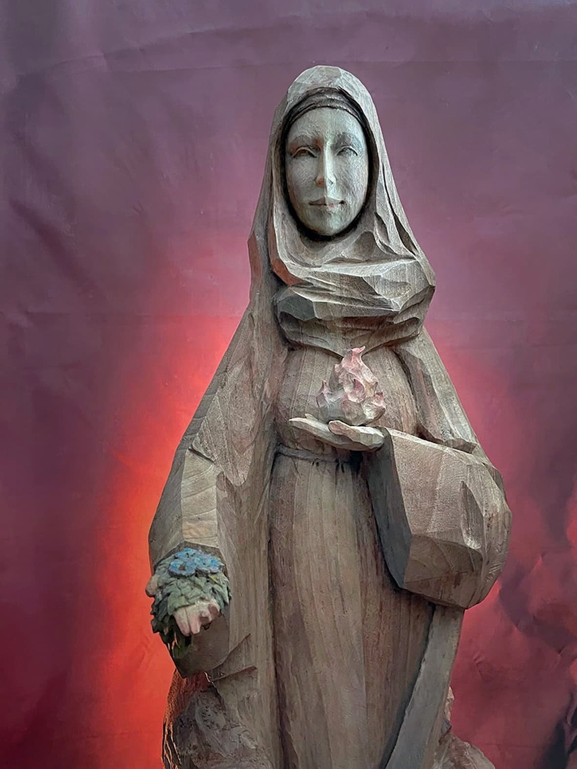 Scultura Madonna del Bocco in legno di noce, vista frontale