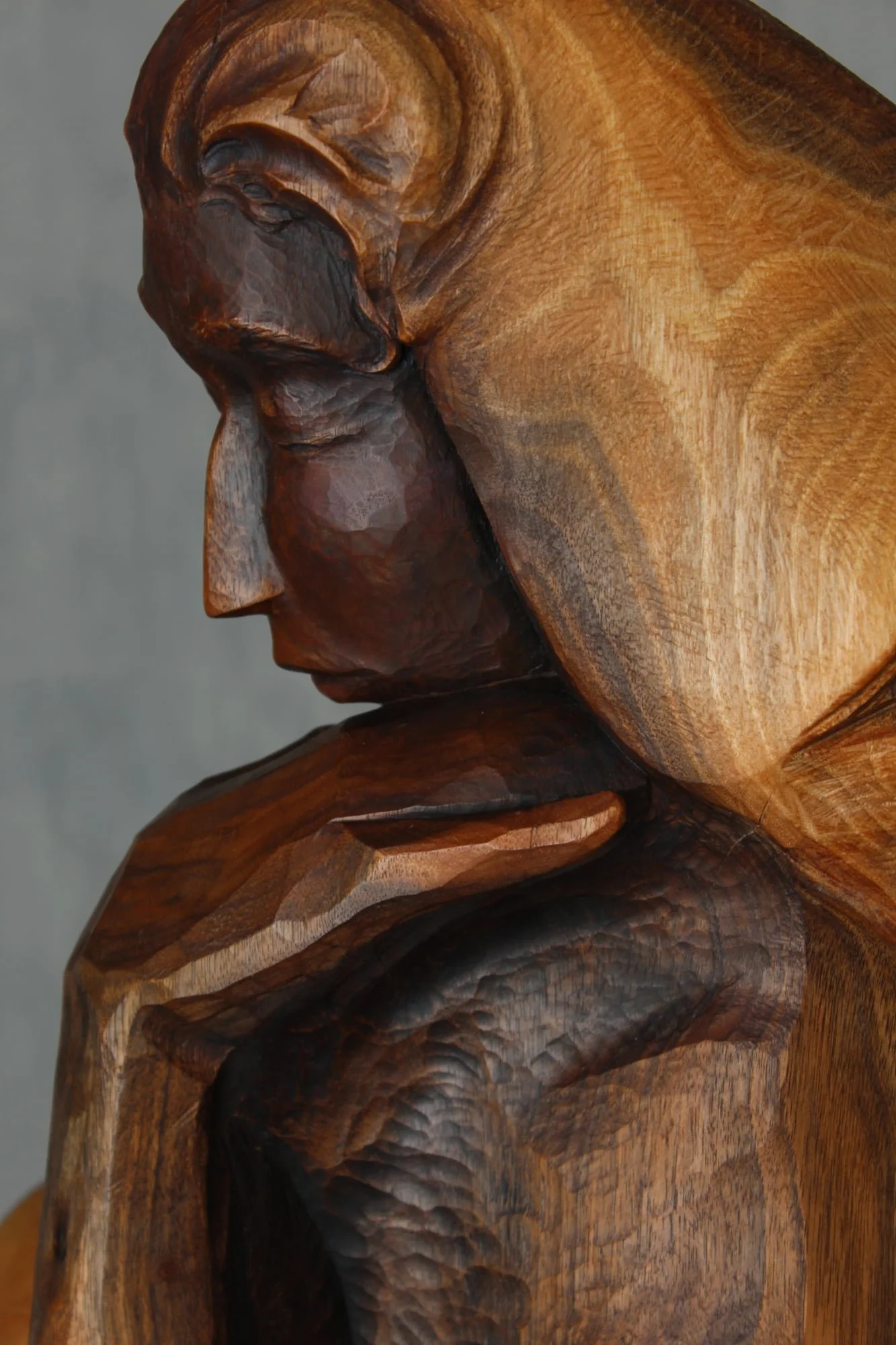  Opera scolpita a mano da un unico tronco di noce italiano. Ogni incisione conserva la memoria del legno e la traccia dell’intento: testimonianza della trasformazione che avviene quando ci si apre, pur restando protetti. 