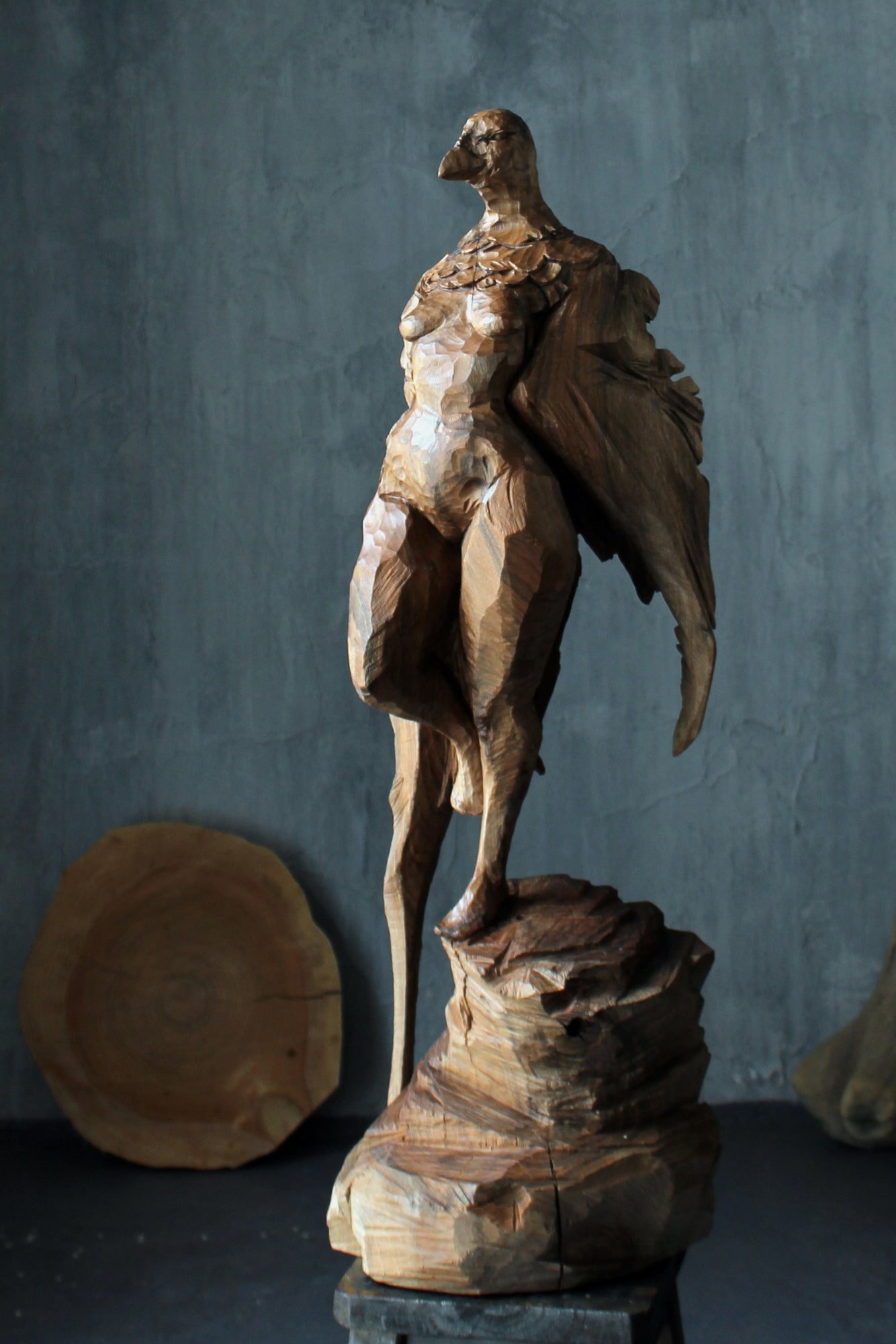  La sua bellezza brutale è un invito ad andare oltre, a trovare dentro di noi un’armonia che permetta la rinascita. Un richiamo a riconoscerci più umani abbandonando i fantasmi, le zavorre che ci impediscono il volo. 