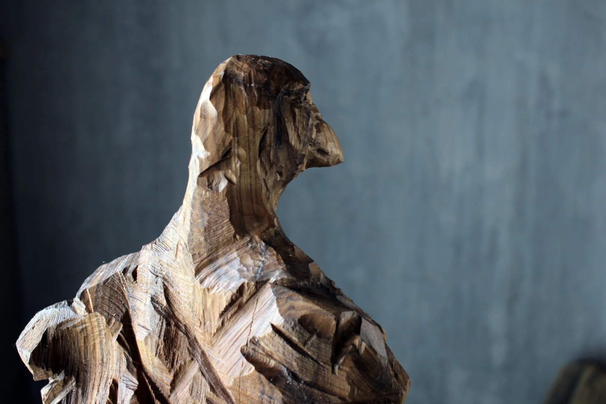  Realizzata da un tronco di noce italiano, la scultura porta i segni della motosega e i colpi visibili degli scalpelli. Il mio modo recente di esprimermi riflette la ricerca delle forme che sto praticando in questo momento: riconosciuto il gesto espr