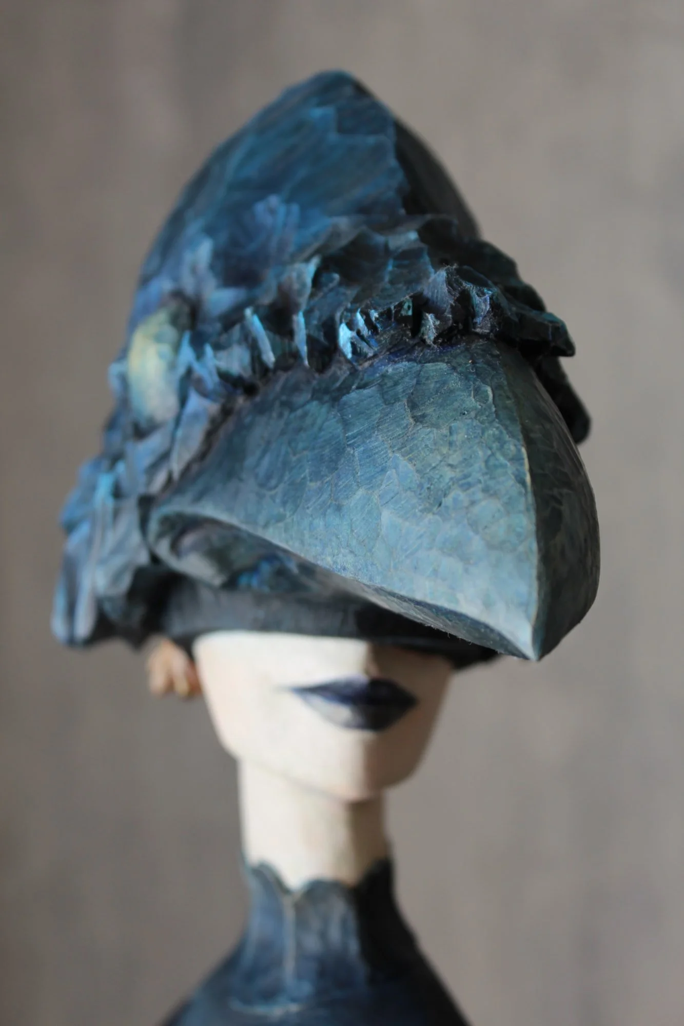  Scultura policroma ricavata da un tronco di tuia, h 180 cm. Dipinta e trattata a cera. 