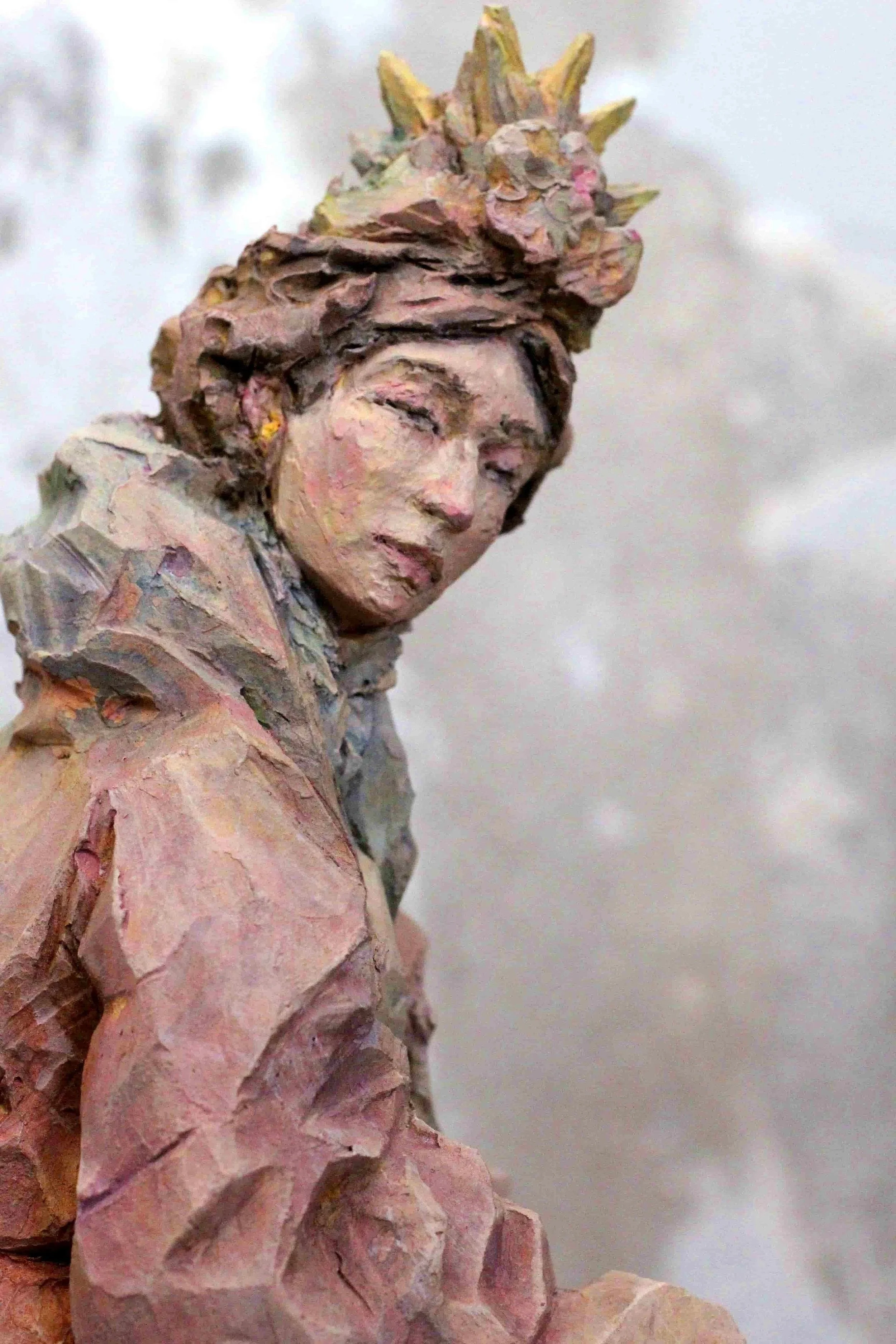 Scultura The Queen in terracotta smaltata, dettaglio volto