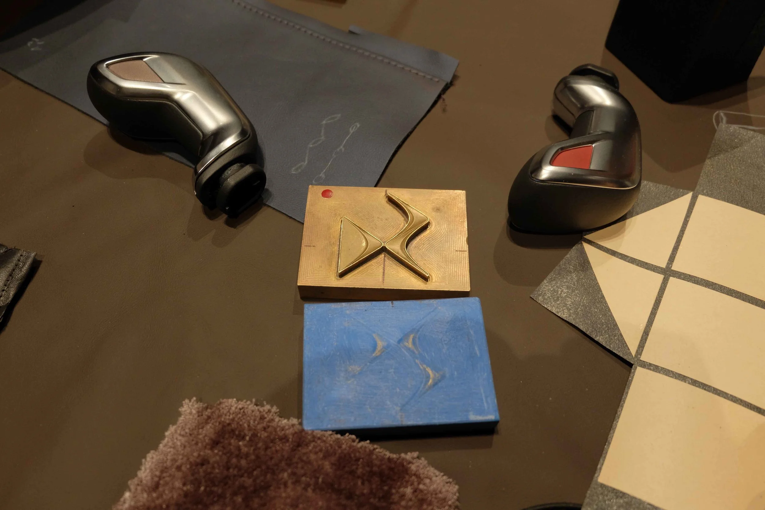 Logo DS fraisé sur un pin de laiton massif permettant d'embosser une pièce du cuir.