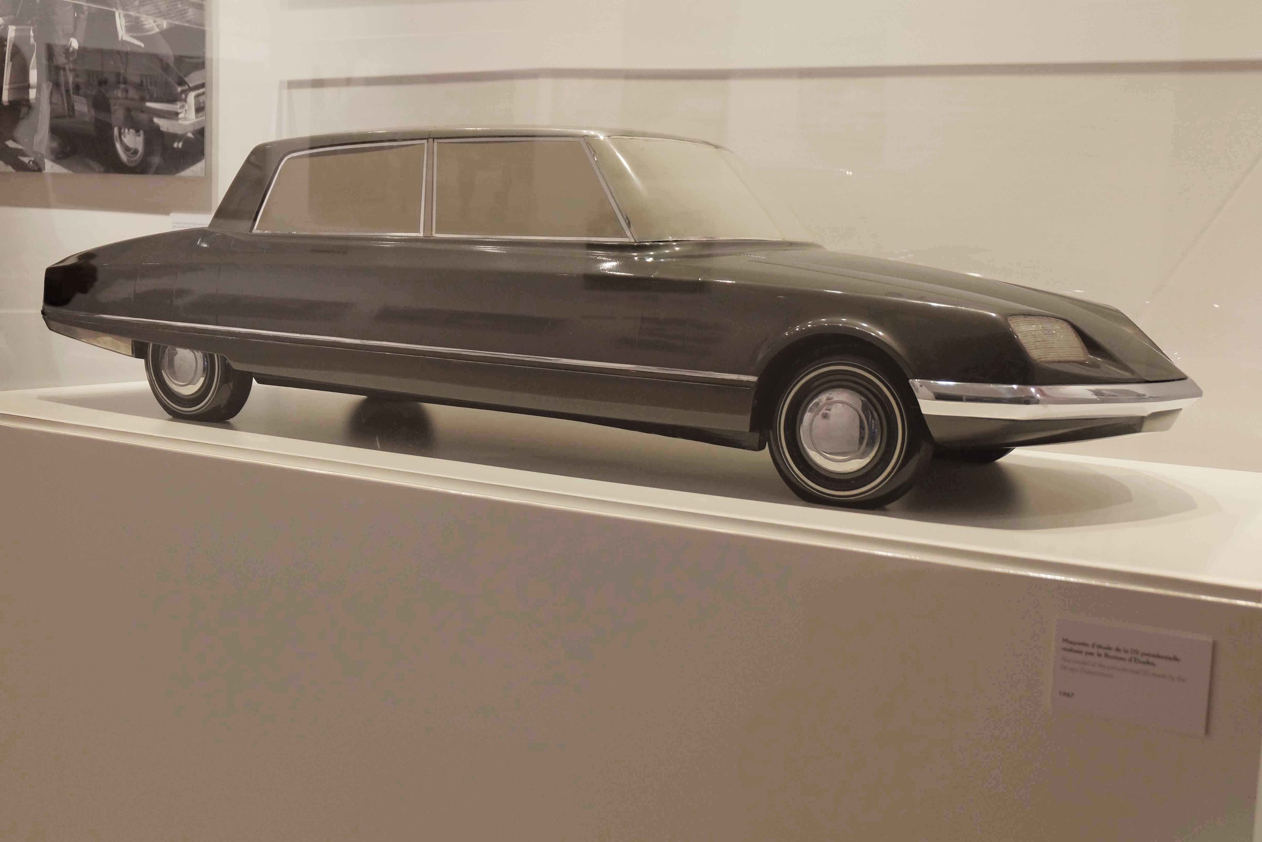 Maquette d'étude de la voiture présidentielle réalisée par le bureau d'études en 1967.