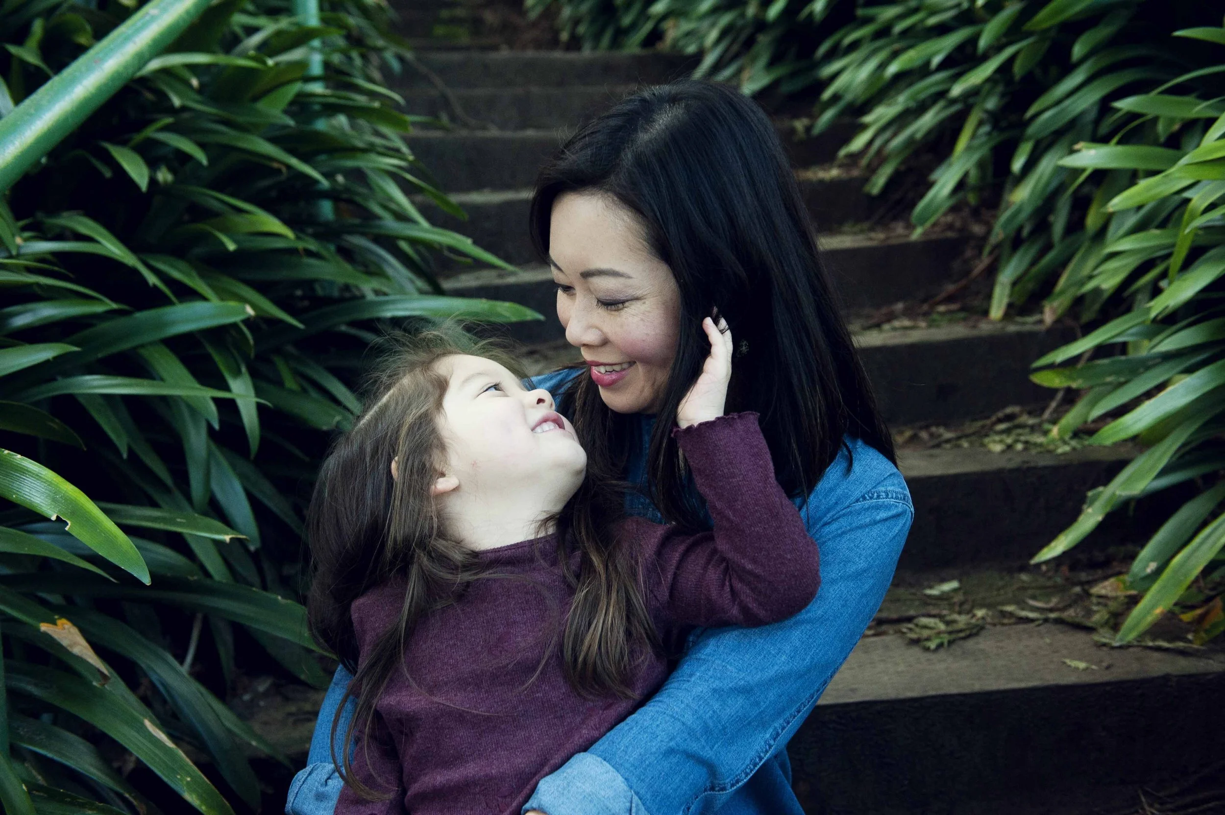 mother daughter hugging gold gate park.jpg