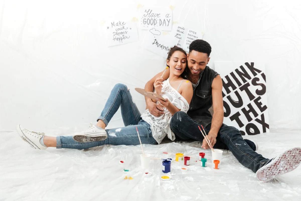 happy-young-loving-couple-artists-sitting-on-P6EX2R3.jpg