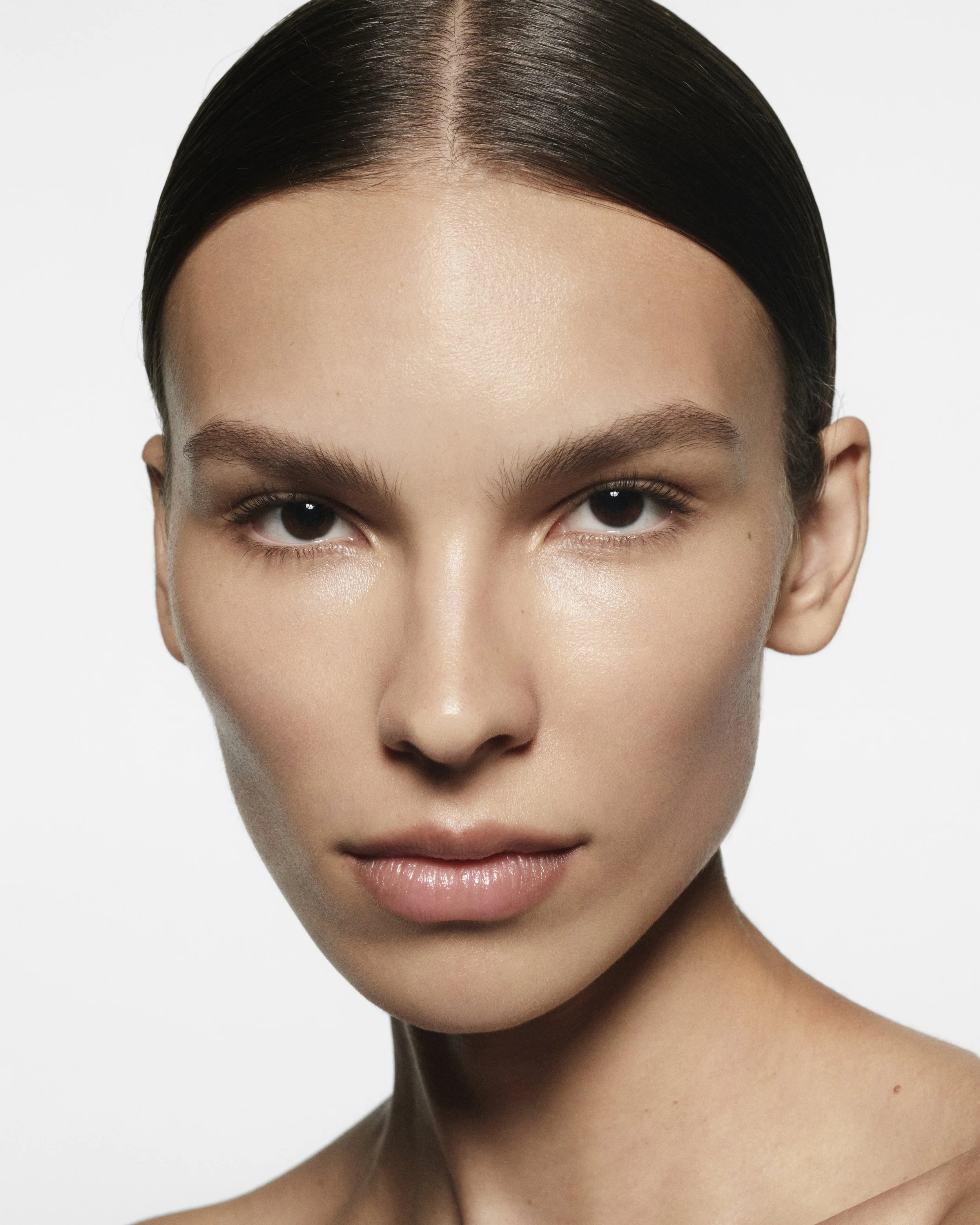 24_VBB_Concealer_OnModel_Before_04_L2.jpg