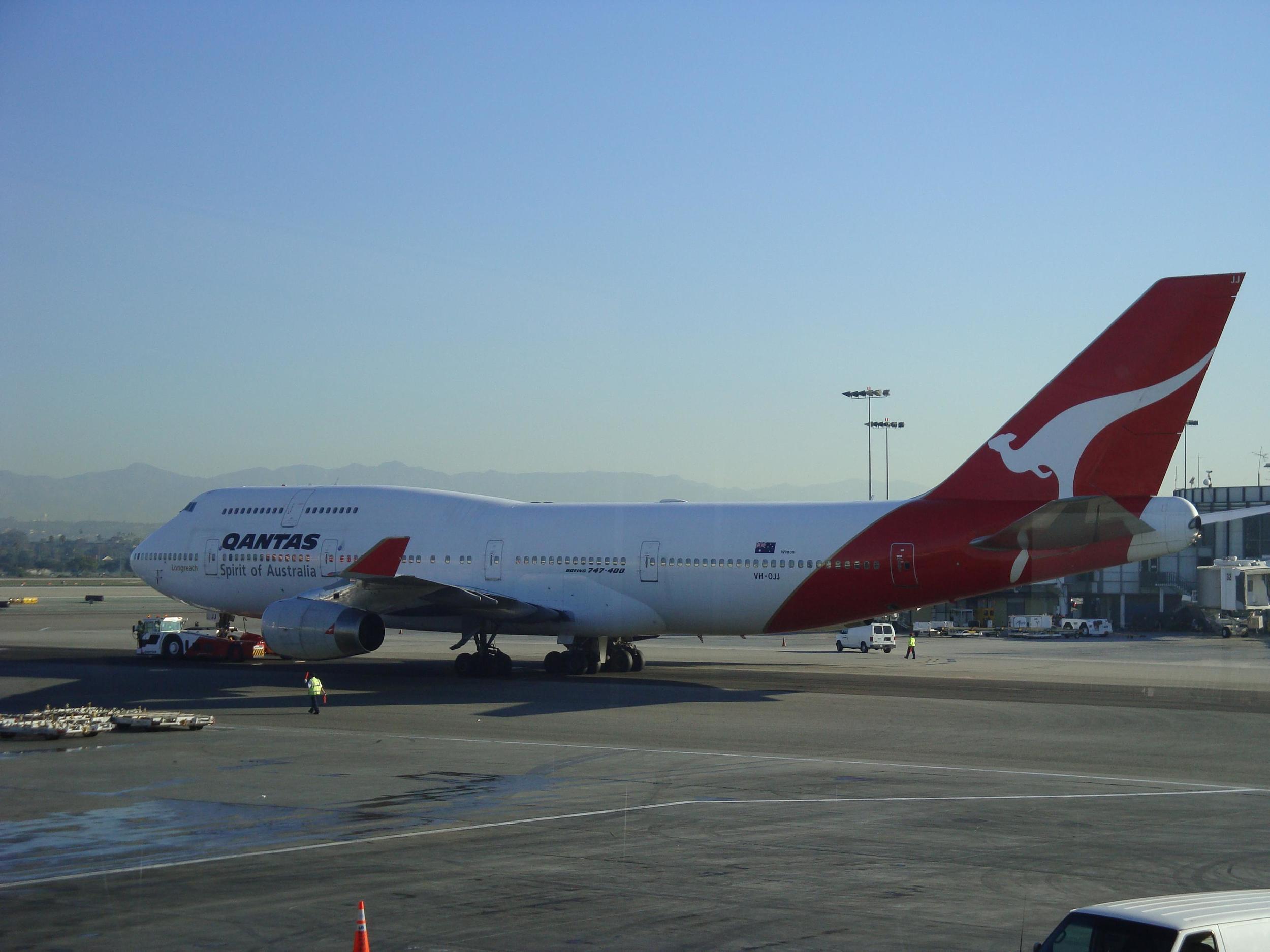 QANTAS 747 LEAVING SYDNEY