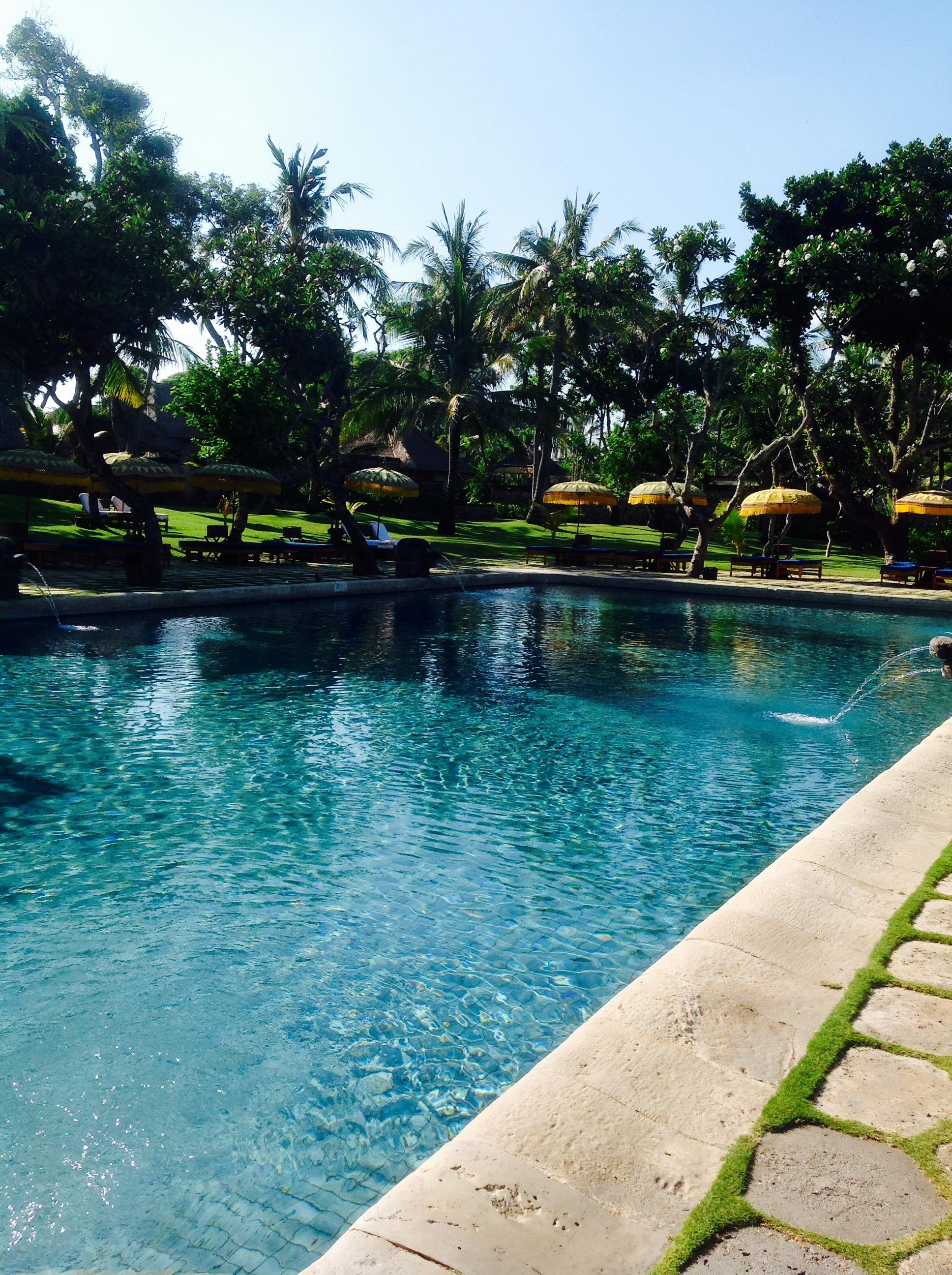 POOLSIDE