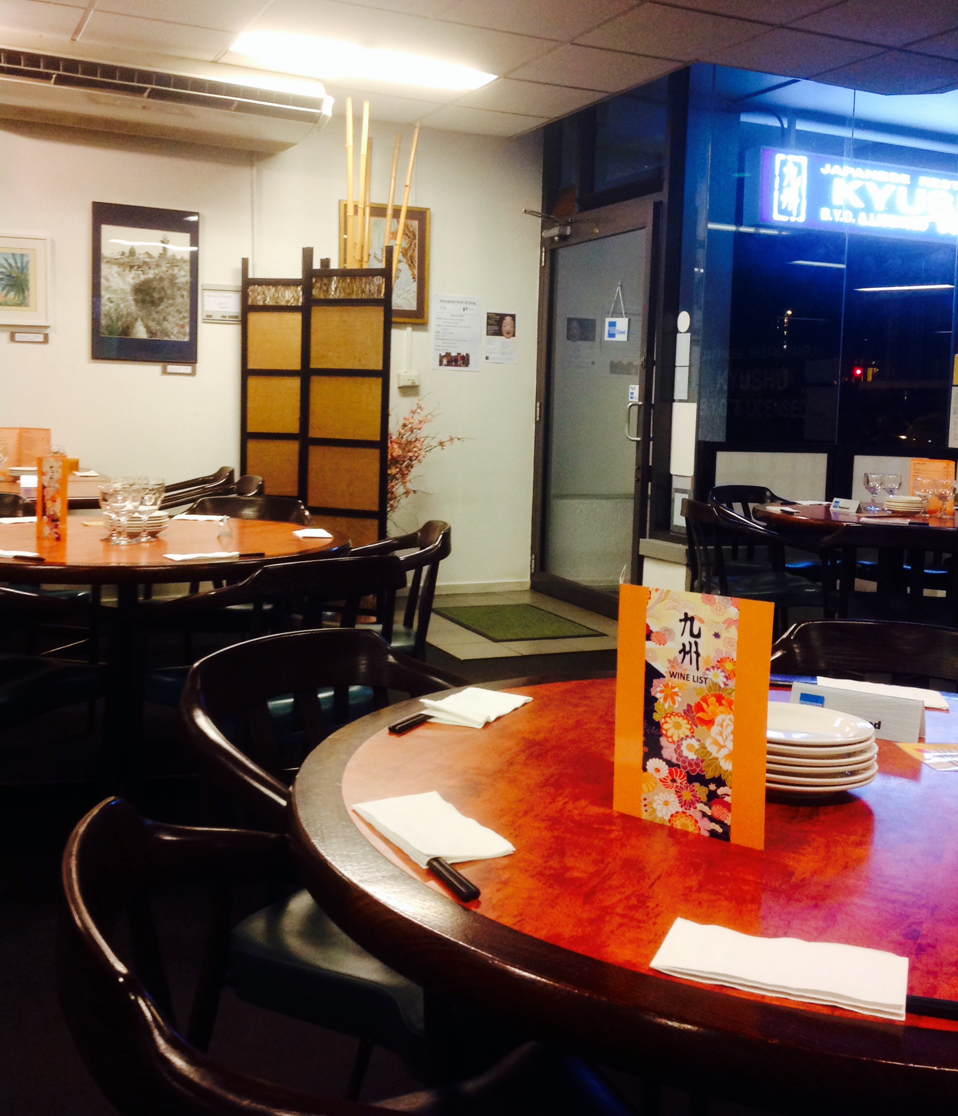 10 minutes after this photo is taken, the restaurant is full.