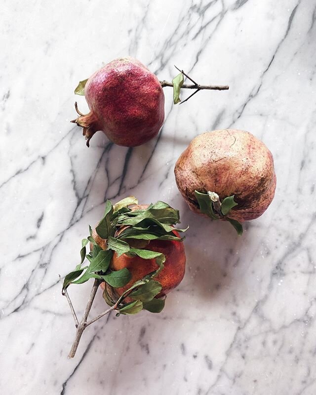 Sicilian pomegranates at @ariannaocchipinti. A food photographer&rsquo;s dream. #naturalwine #wineface