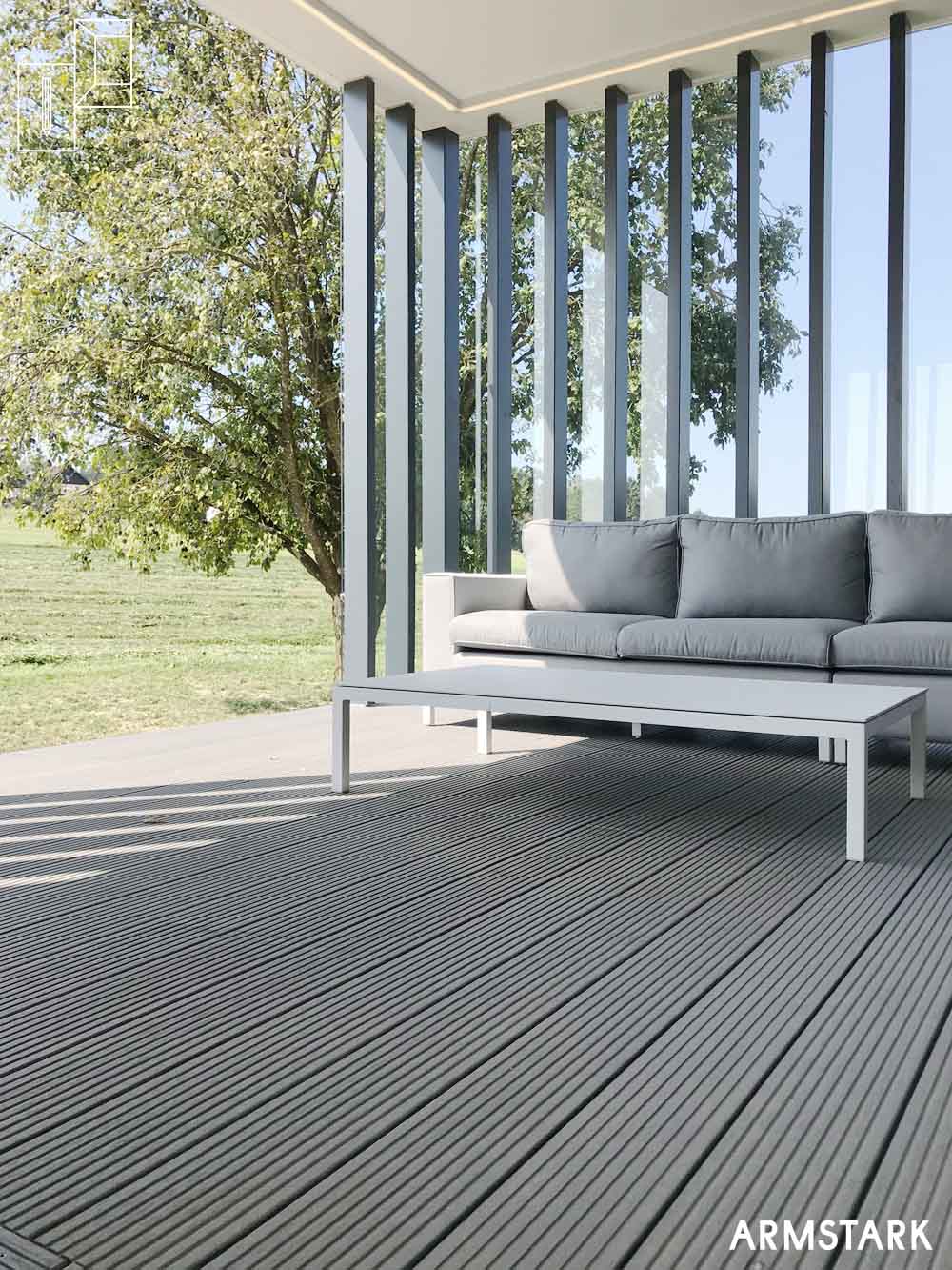 Windgeschützter Sitzplatz auf Terrasse