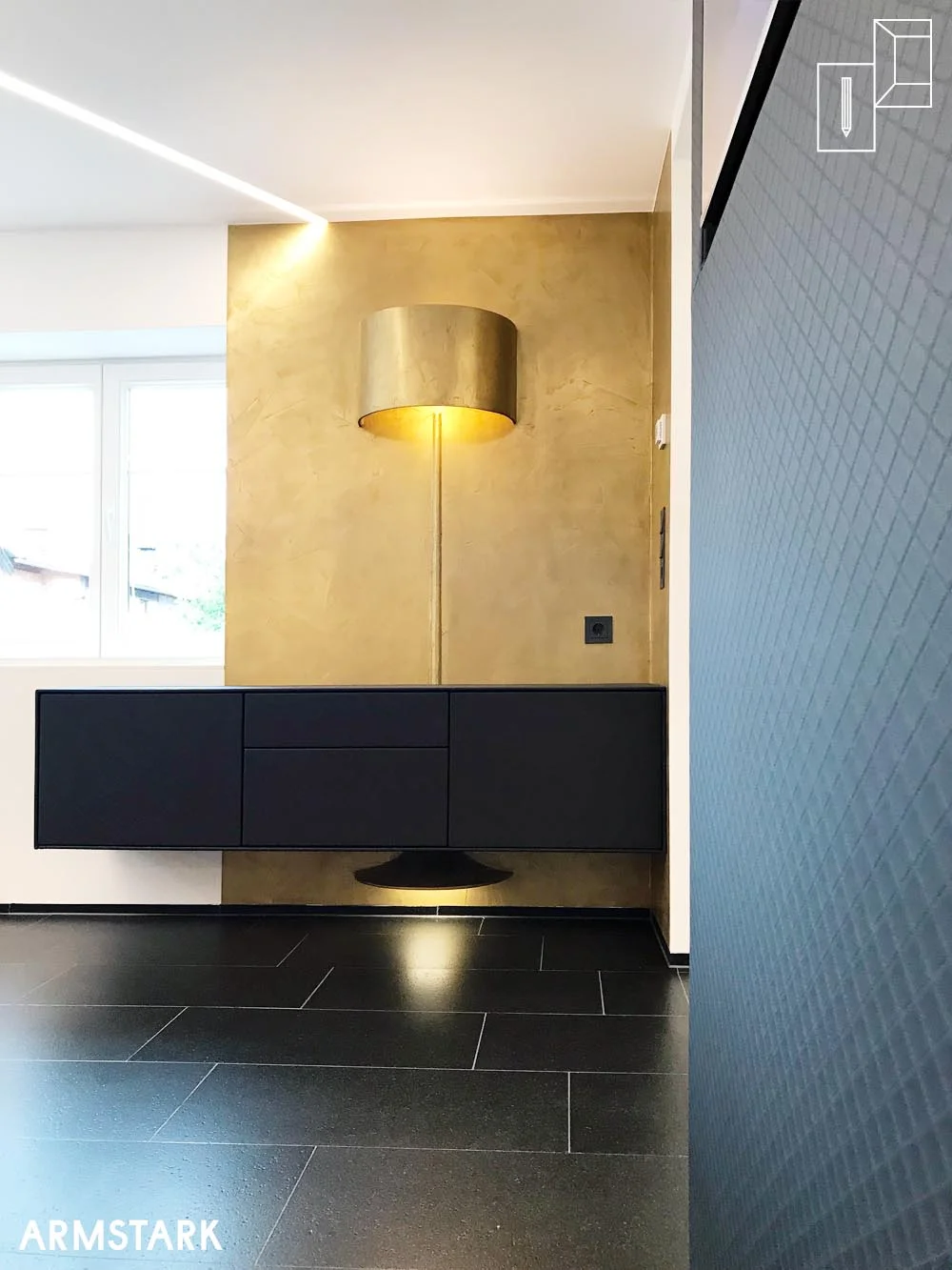 Hochwertige Wandverkleidungen, ein tapeziertes Sideboard und individuelle Beleuchtung