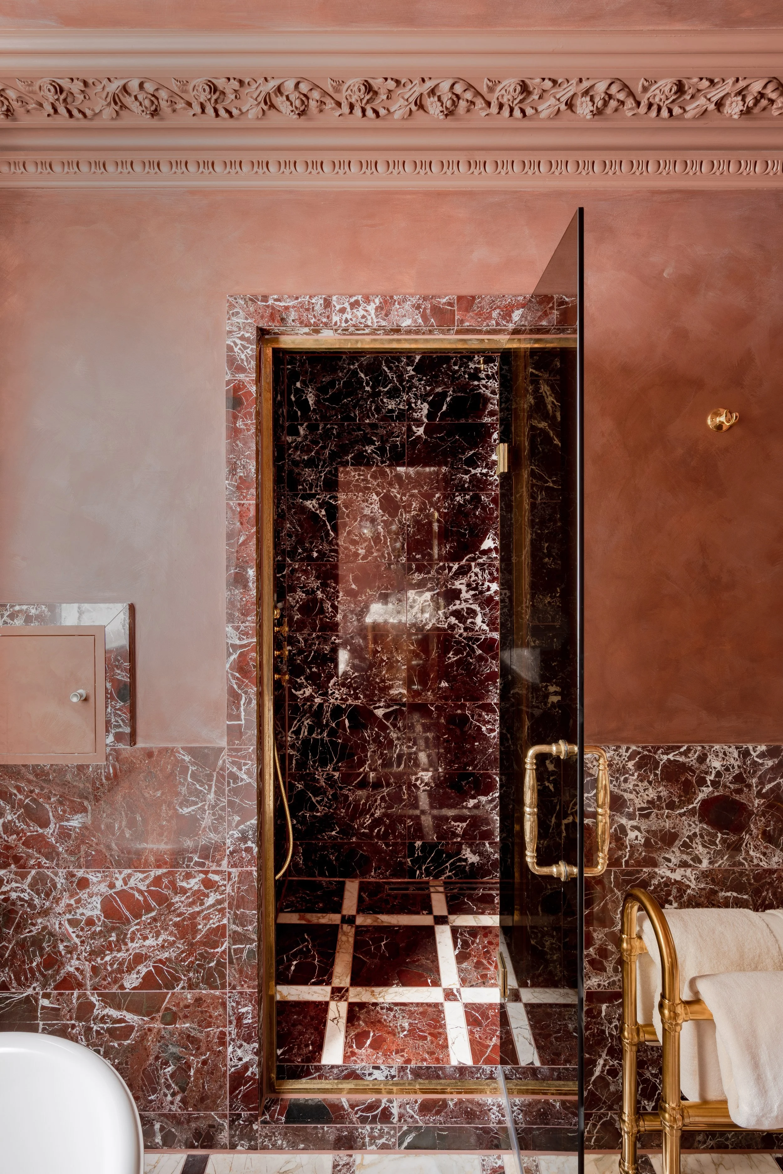  The interior was enhanced with bespoke Venetian plaster finishes, adding depth, texture, and a refined, timeless elegance to key living spaces. 