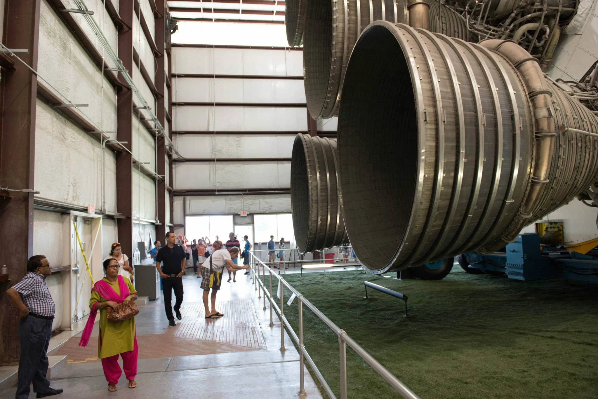 Ganz schön groß: Saturn V Haupttriebwerke.
