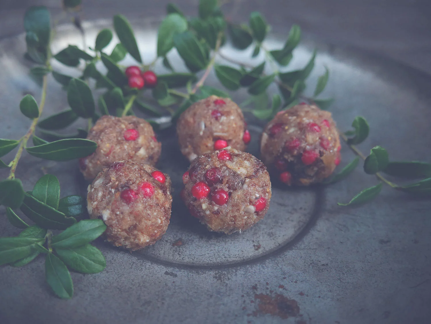 Rawfood-bollar med hela lingon.