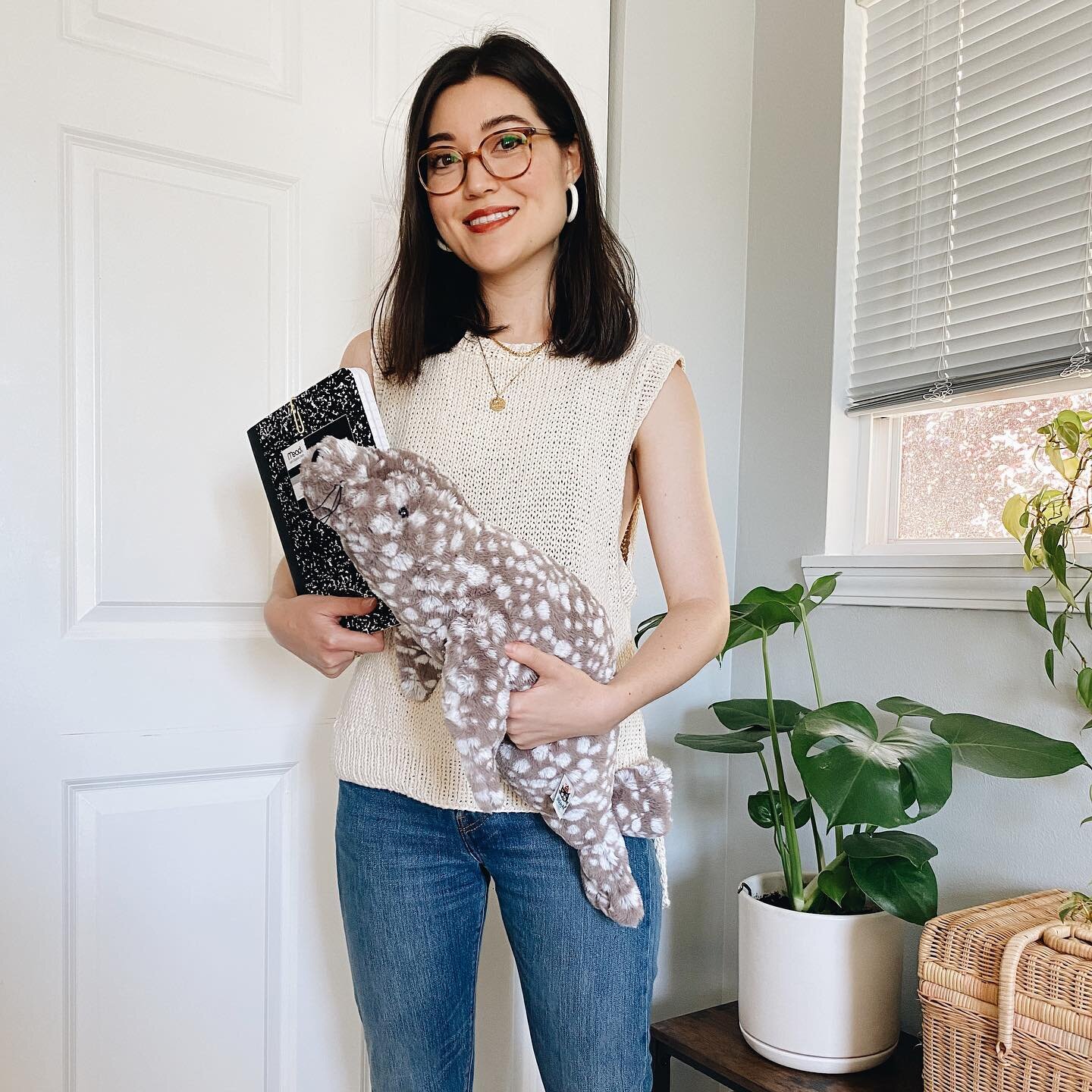 Back to school from home, featuring Linus the seal and my @woolandthegang tank top! 🧡👩🏻&zwj;🏫

#knitting #handknit #yarnlove #knittersofinstagram #weareknitters #handmade #knitter #knitstagram #nevernotknitting #shareyourknits #slowfashion #woola