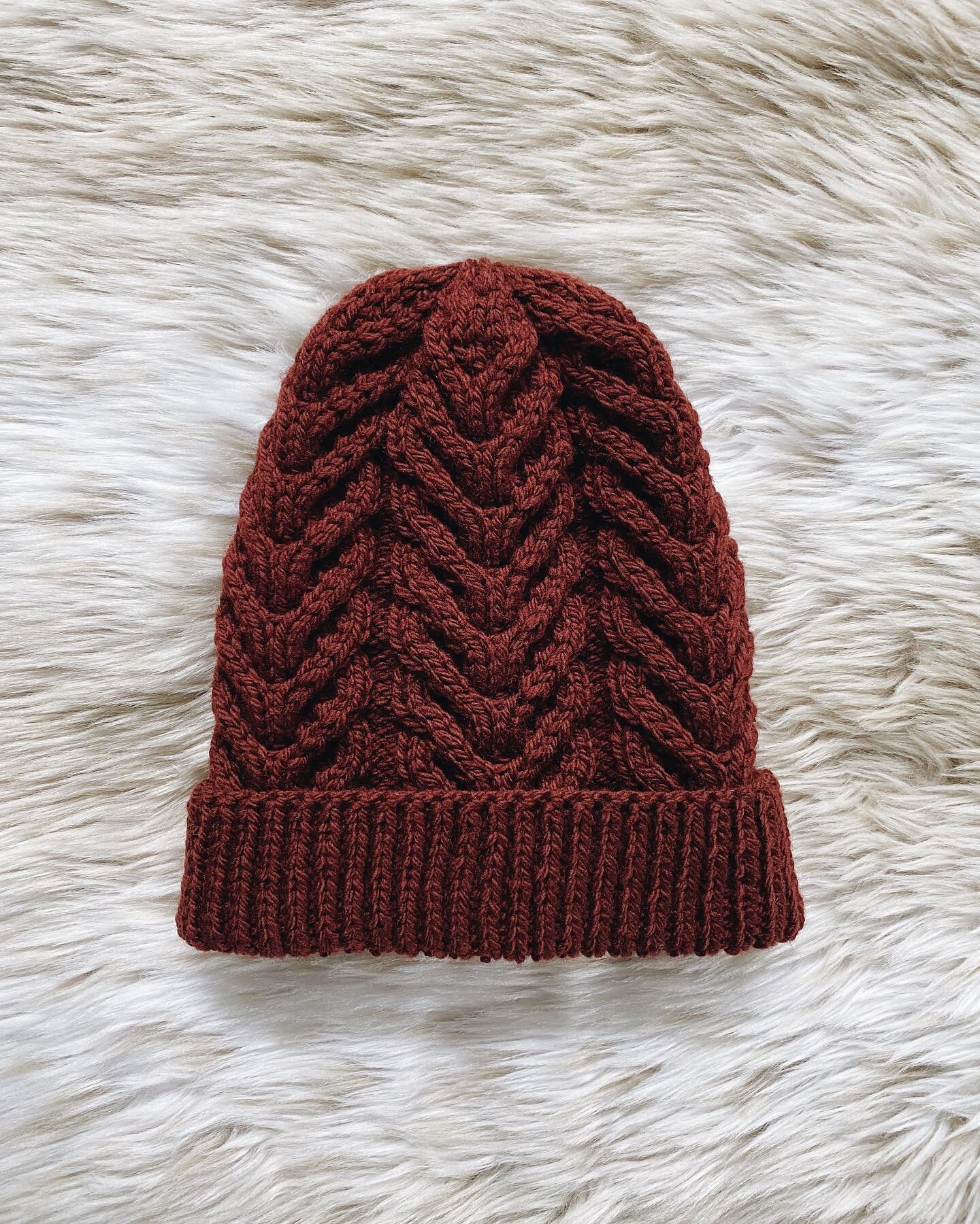 Still making this hat on repeat... this one for @jess_wi might be my favorite color so far! 💝

Pattern: &ldquo;Antler Toque&rdquo; by @tincanknits
Yarn: @quinceandco &ldquo;Osprey&rdquo; in the color &ldquo;Barolo&rdquo; 

#knitting #handknit #yarnl