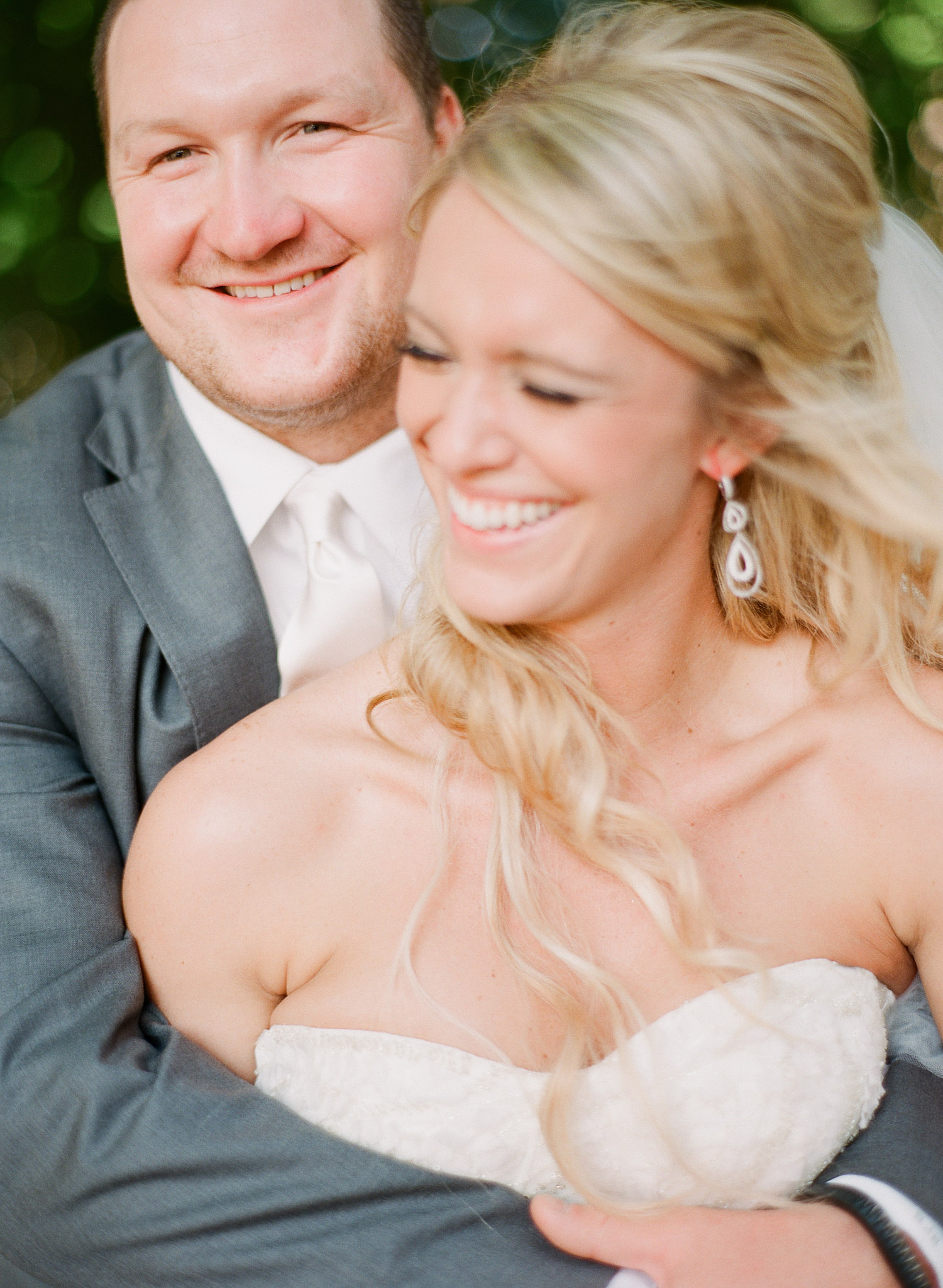 TOP DESTINATION WEDDING PHOTOGRAPHER LEXIA FRANK PHOTOGRAPHS PRO FOOTBALL PLAYER GREEN BAY PACKERS BRYAN BULAGA TO HIS WIFE ABBIE MUMPOWER. FILM WEDDING PHOTOGRAPHER IN MILWAUKEE, FILM PHOTOGRAPHER AT WEDDINGS AT HILTON CITY CENTER IN MILWAUKEE WI